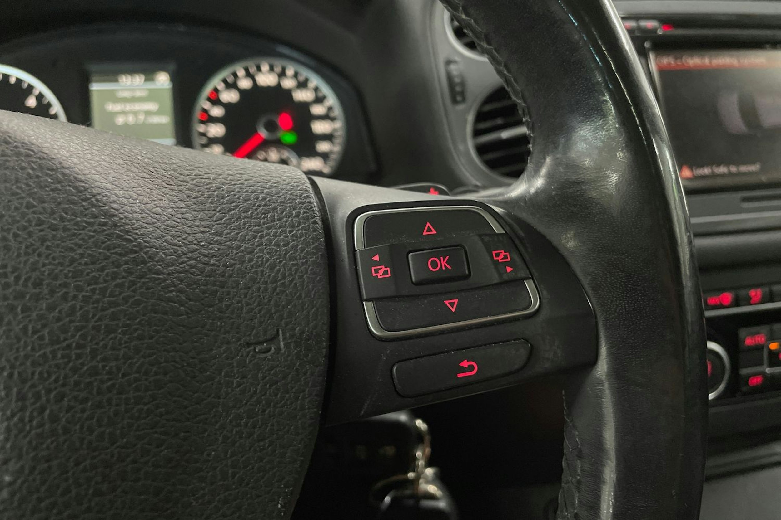 Ruskea (beige) Volkswagen Tiguan 2012 kuva 16.