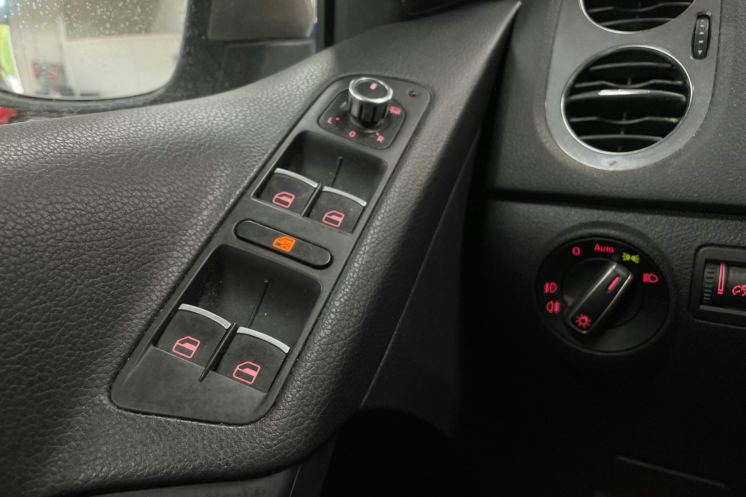 Ruskea (beige) Volkswagen Tiguan 2012 kuva 18.