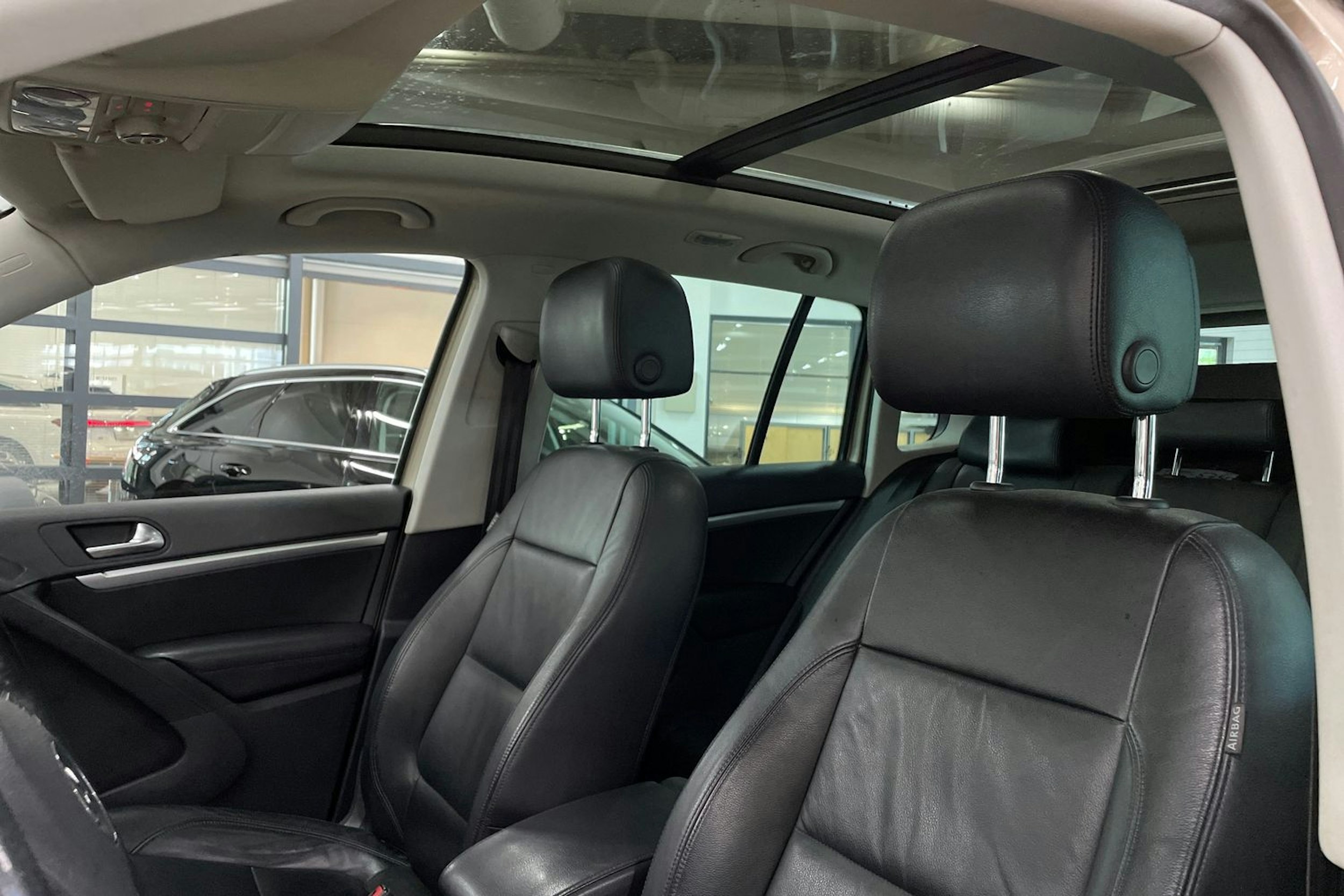 Ruskea (beige) Volkswagen Tiguan 2012 kuva 25.