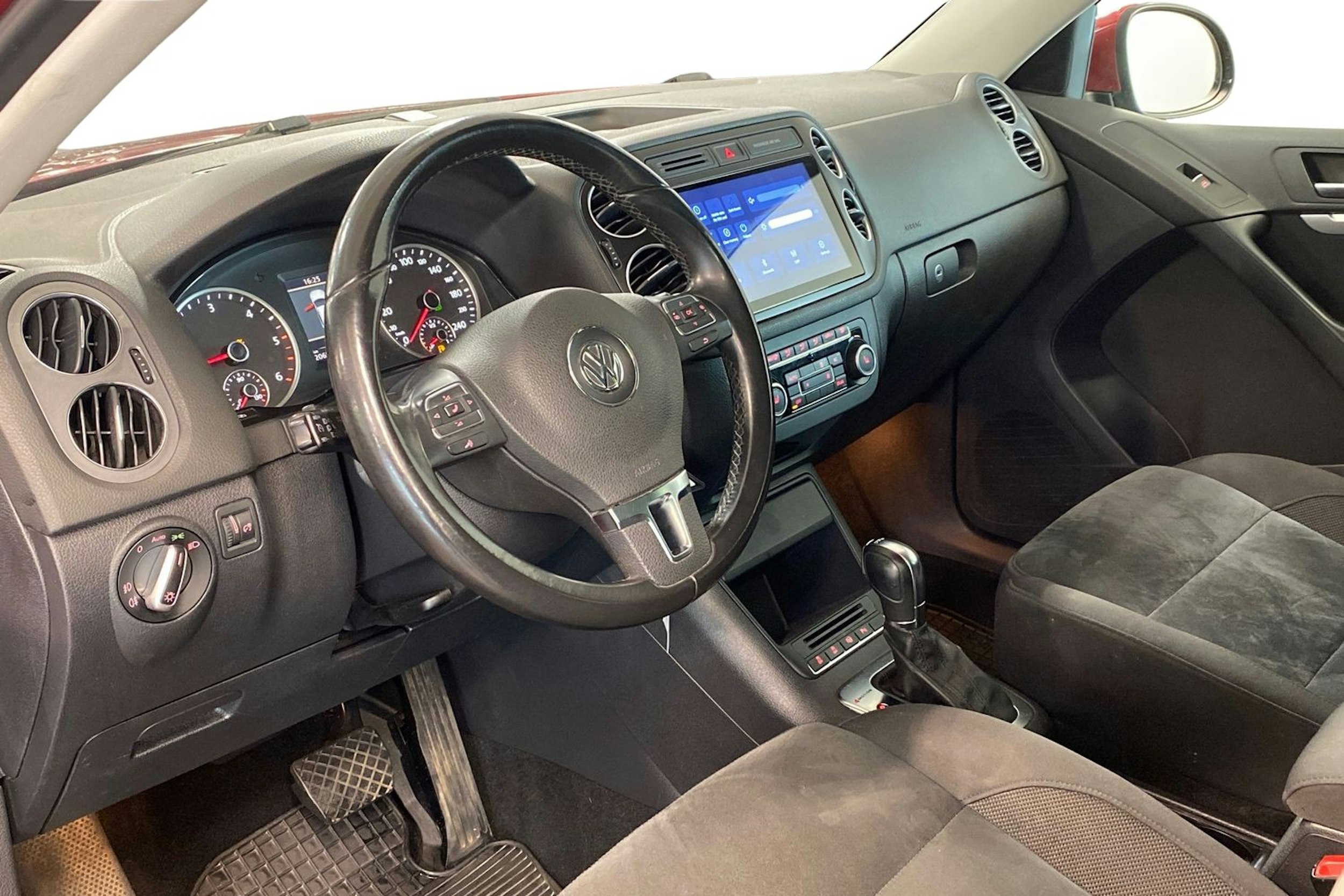 punainen Volkswagen Tiguan 2012 kuva 7.