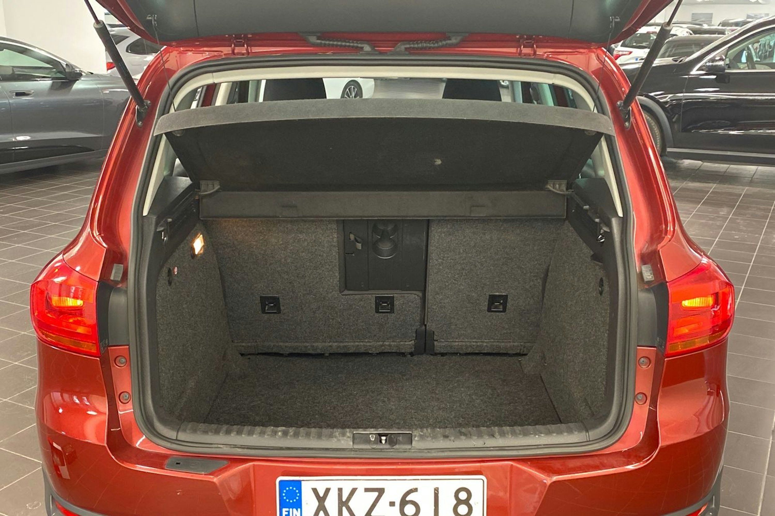 punainen Volkswagen Tiguan 2012 kuva 16.