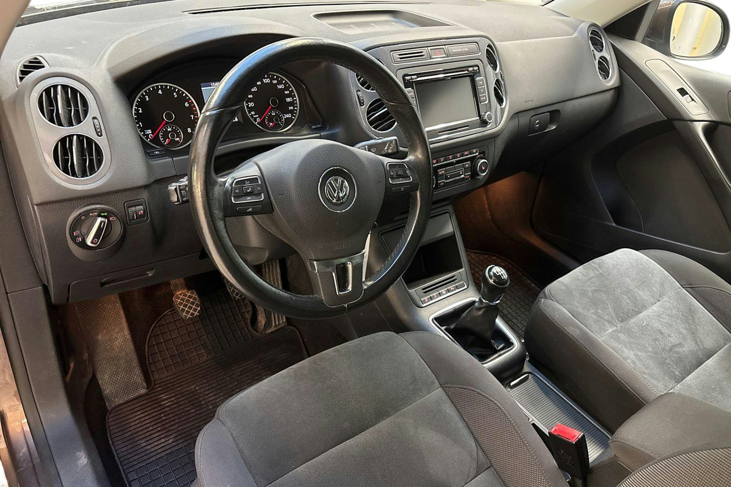 ruskea (beige) Volkswagen Tiguan 2012 kuva 7.