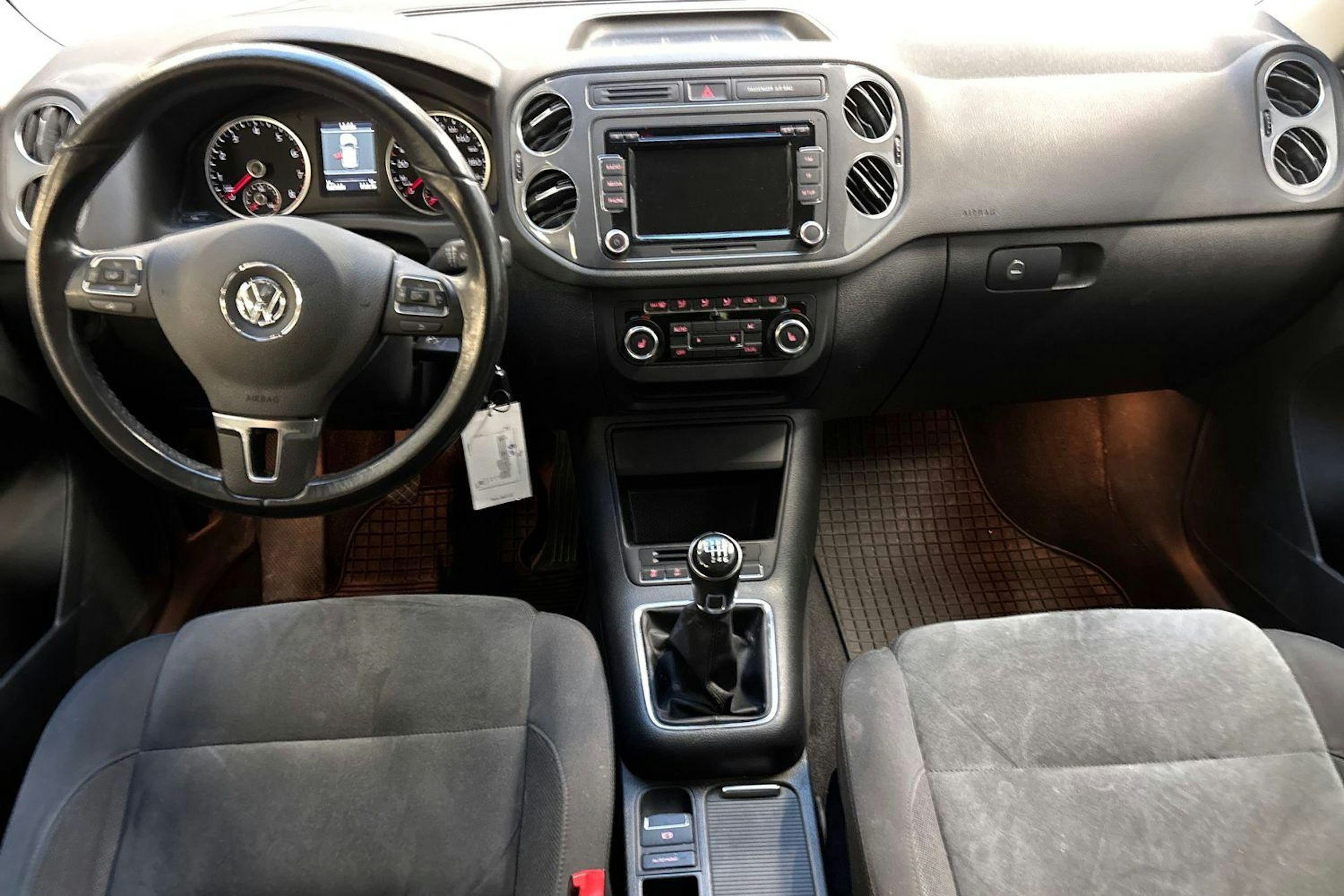 ruskea (beige) Volkswagen Tiguan 2012 kuva 9.