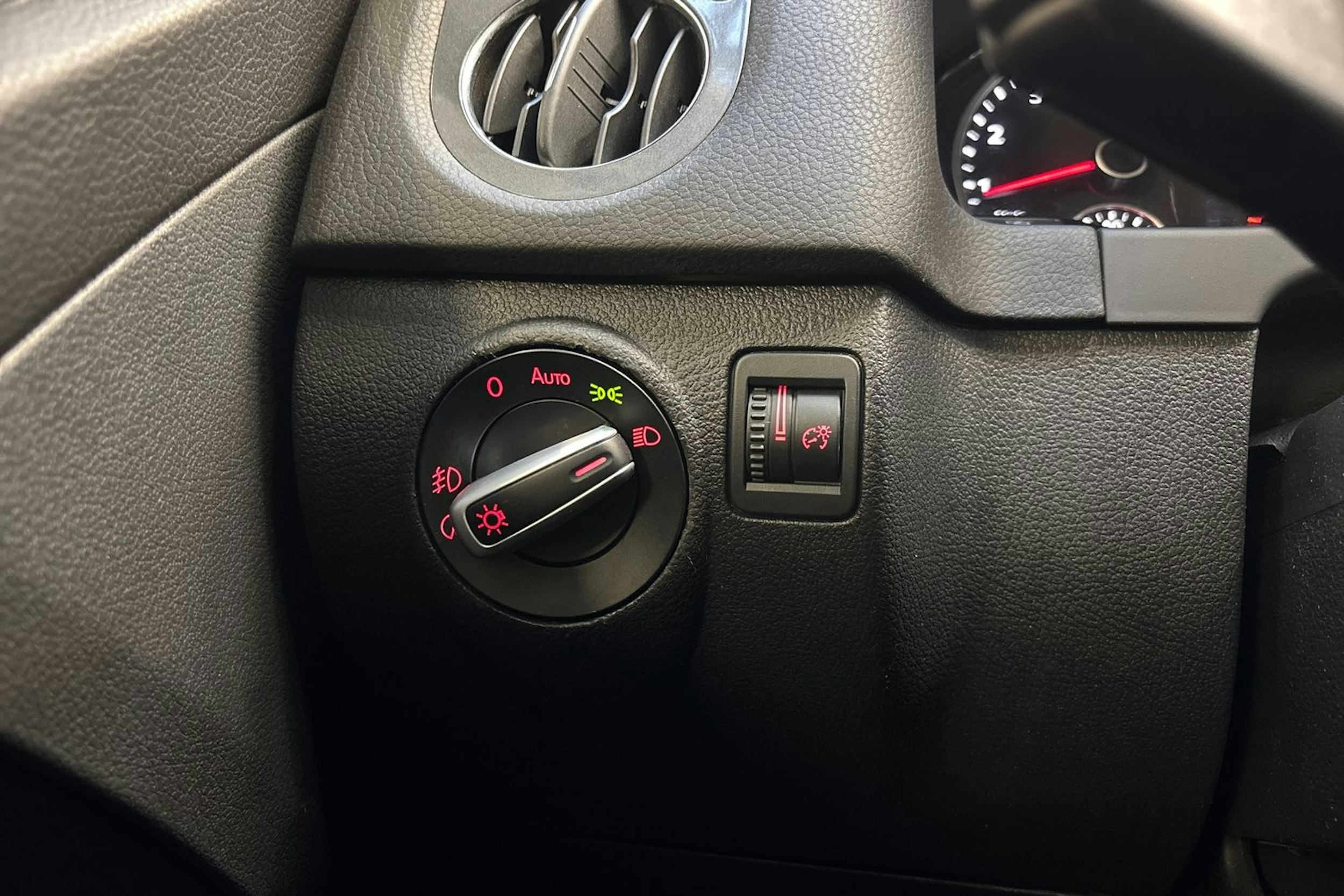 ruskea (beige) Volkswagen Tiguan 2012 kuva 15.