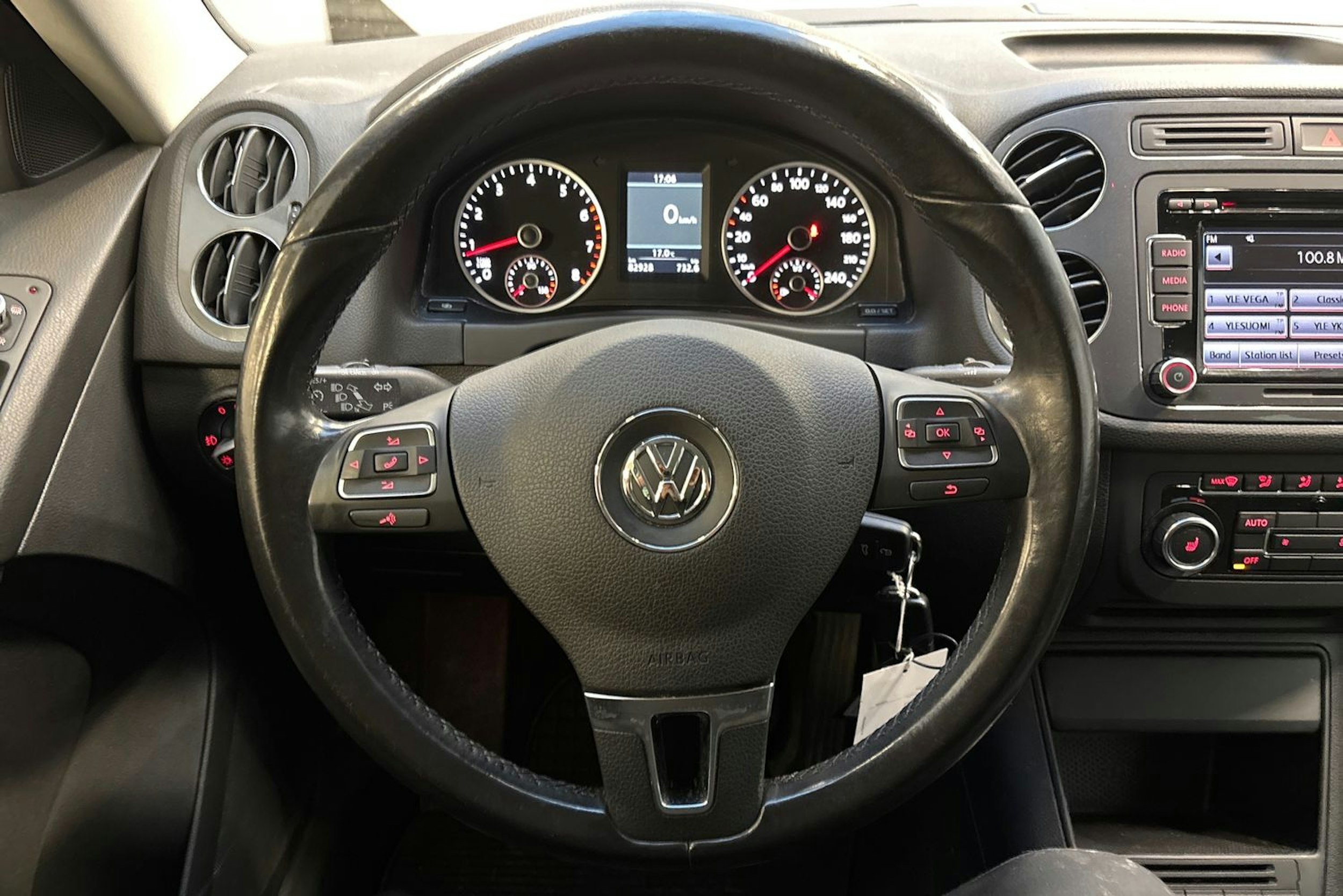 ruskea (beige) Volkswagen Tiguan 2012 kuva 16.