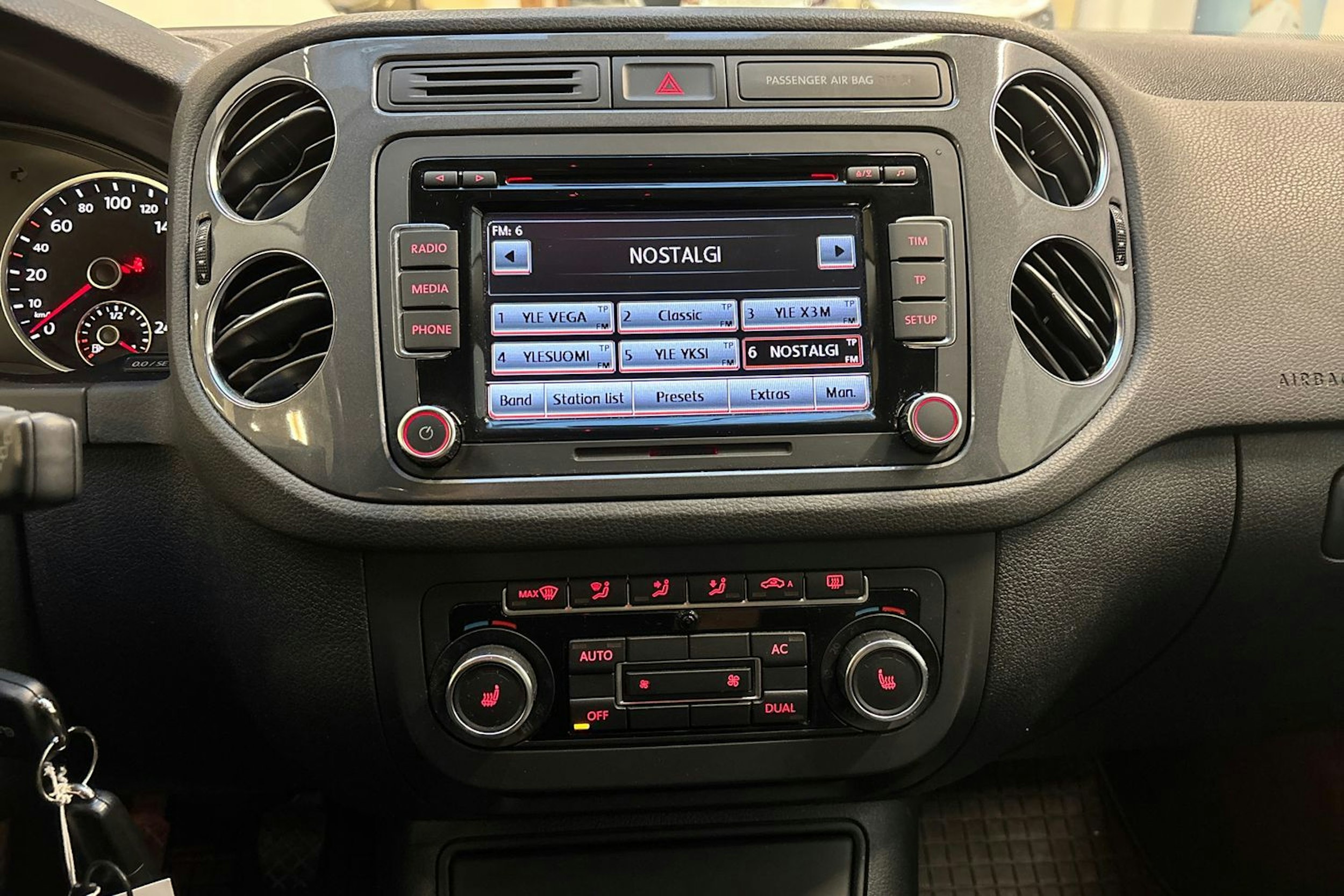 ruskea (beige) Volkswagen Tiguan 2012 kuva 18.