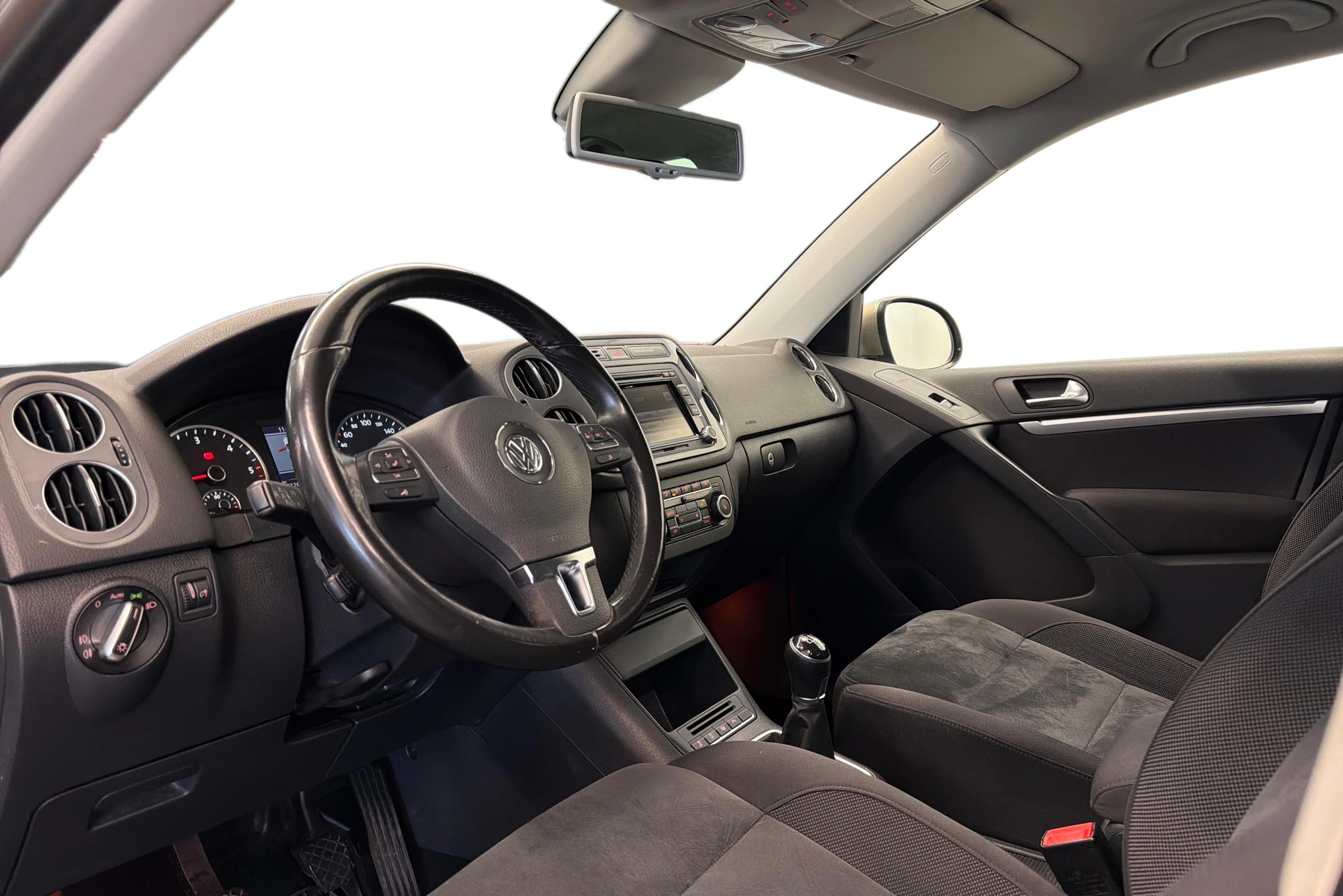 ruskea (beige) Volkswagen Tiguan 2012 kuva 6.