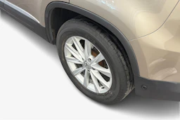 ruskea (beige) Volkswagen Tiguan 2012 kuva 9.