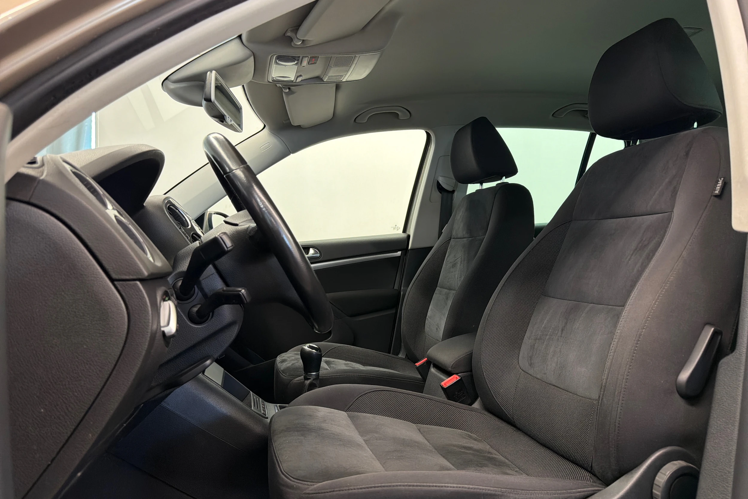 ruskea (beige) Volkswagen Tiguan 2012 kuva 12.