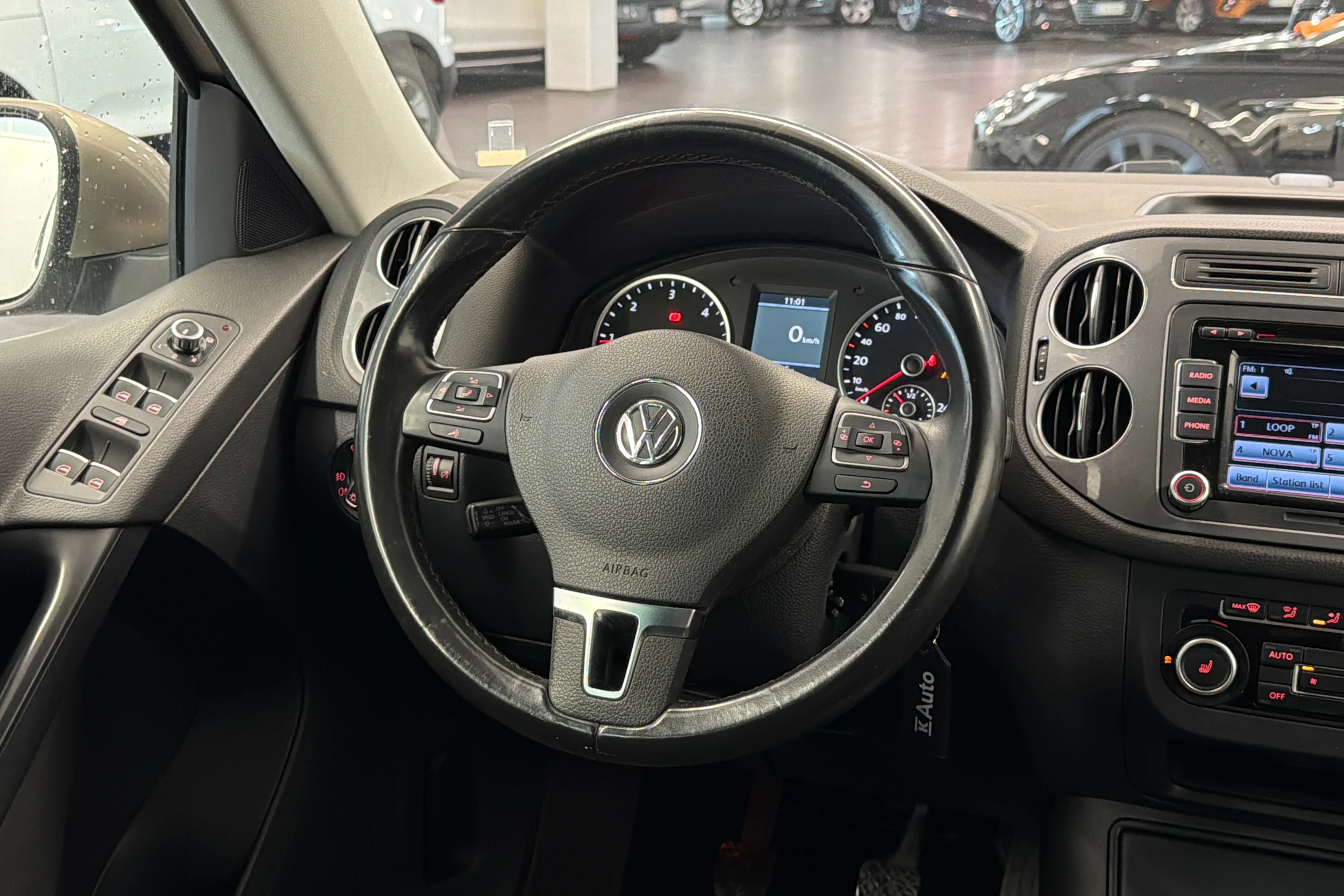ruskea (beige) Volkswagen Tiguan 2012 kuva 13.
