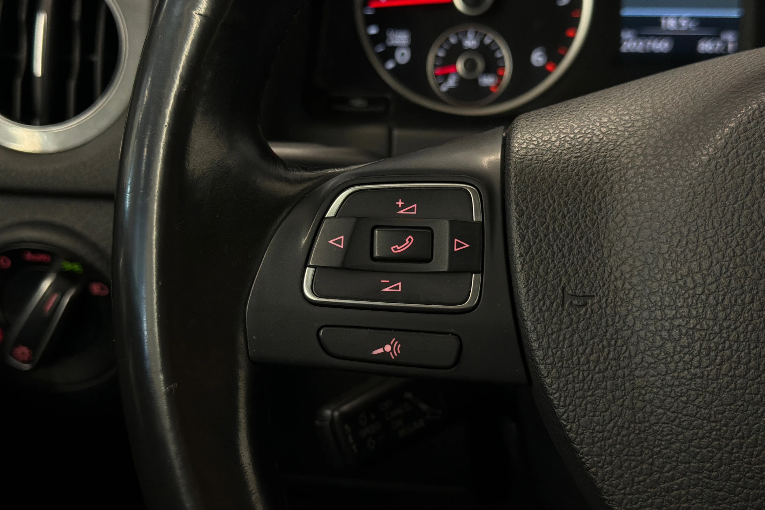 ruskea (beige) Volkswagen Tiguan 2012 kuva 14.