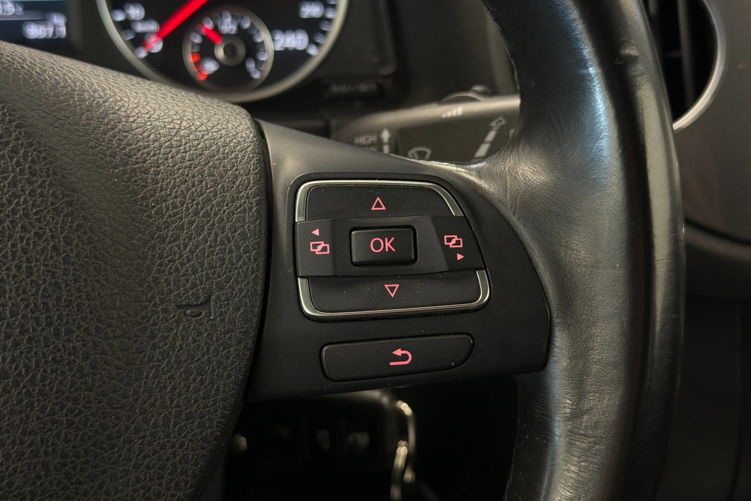 ruskea (beige) Volkswagen Tiguan 2012 kuva 15.