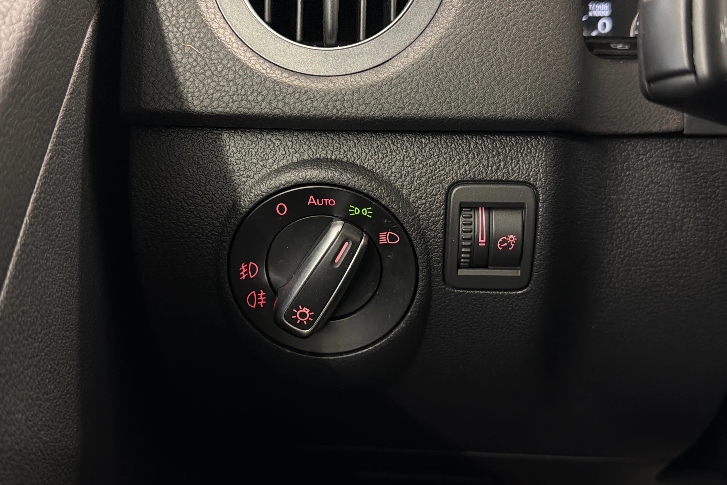 ruskea (beige) Volkswagen Tiguan 2012 kuva 18.