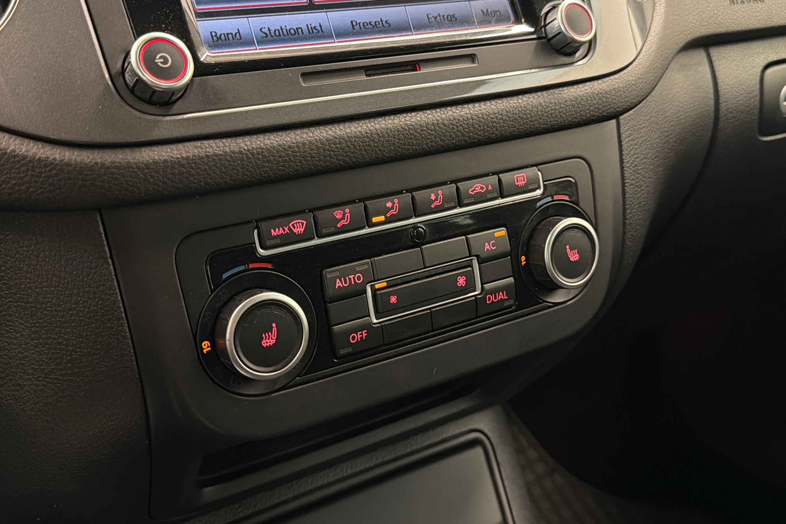 ruskea (beige) Volkswagen Tiguan 2012 kuva 21.