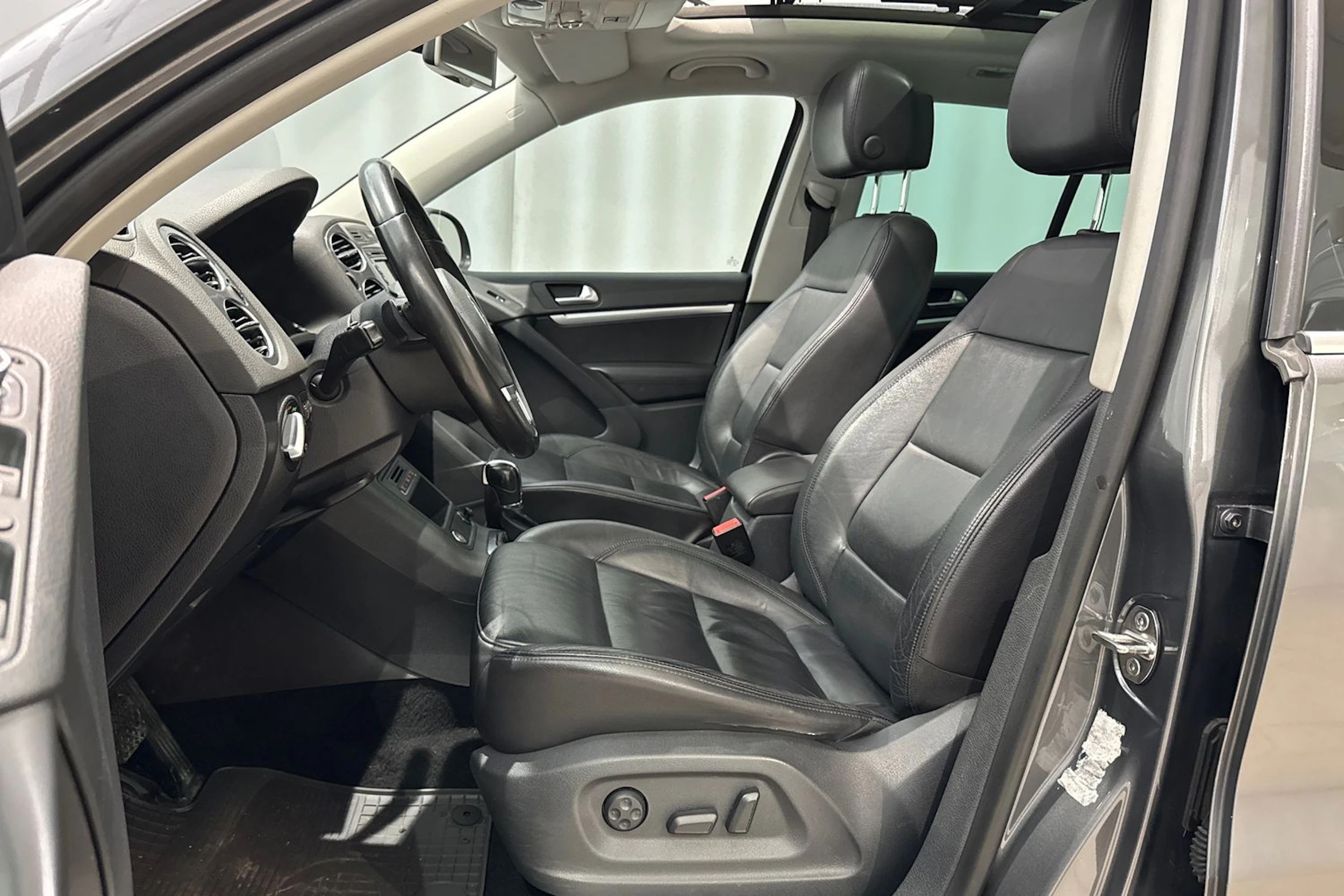 met. harmaa Volkswagen Tiguan 2013 kuva 17.
