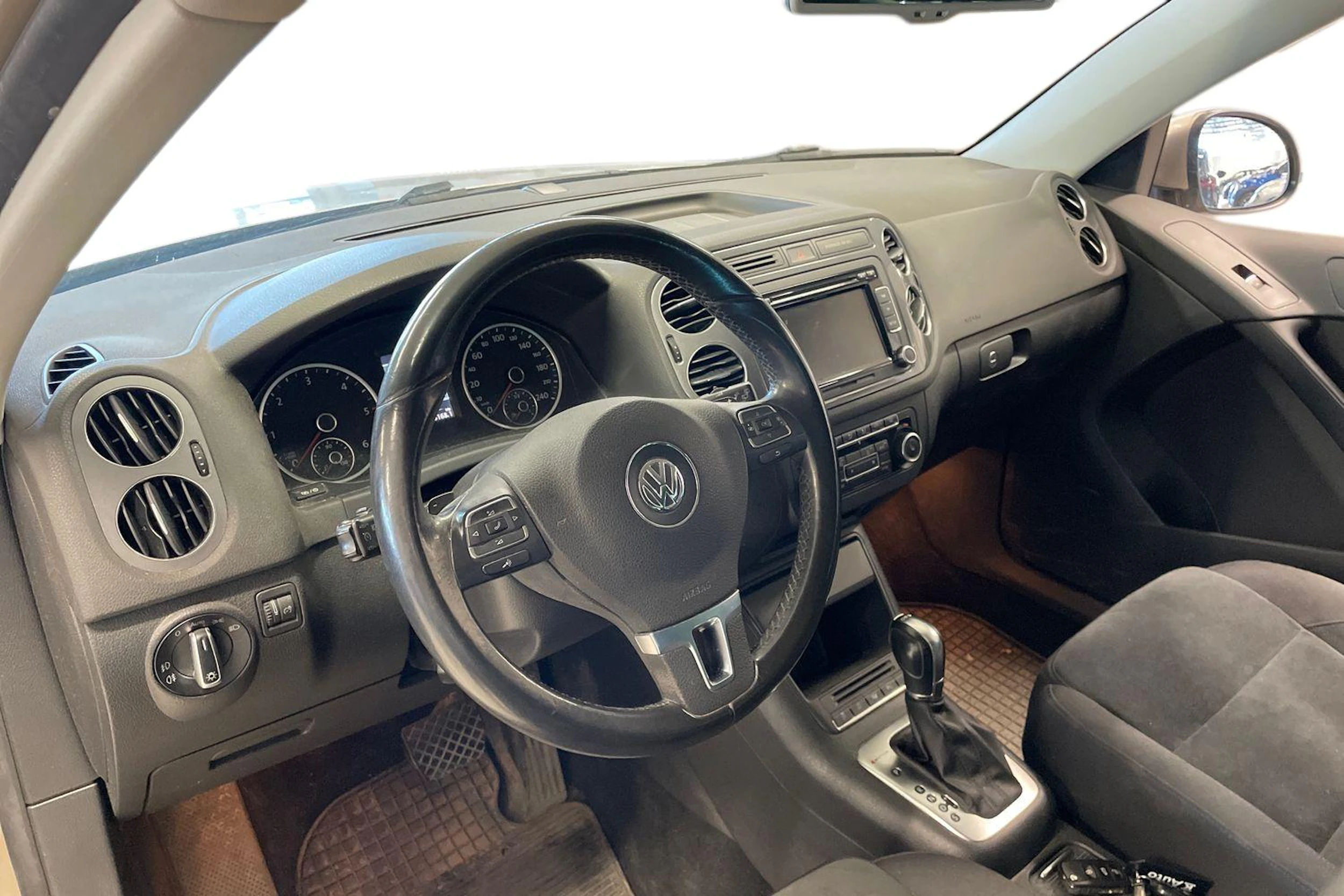Ruskea (beige) Volkswagen Tiguan 2013 kuva 3.