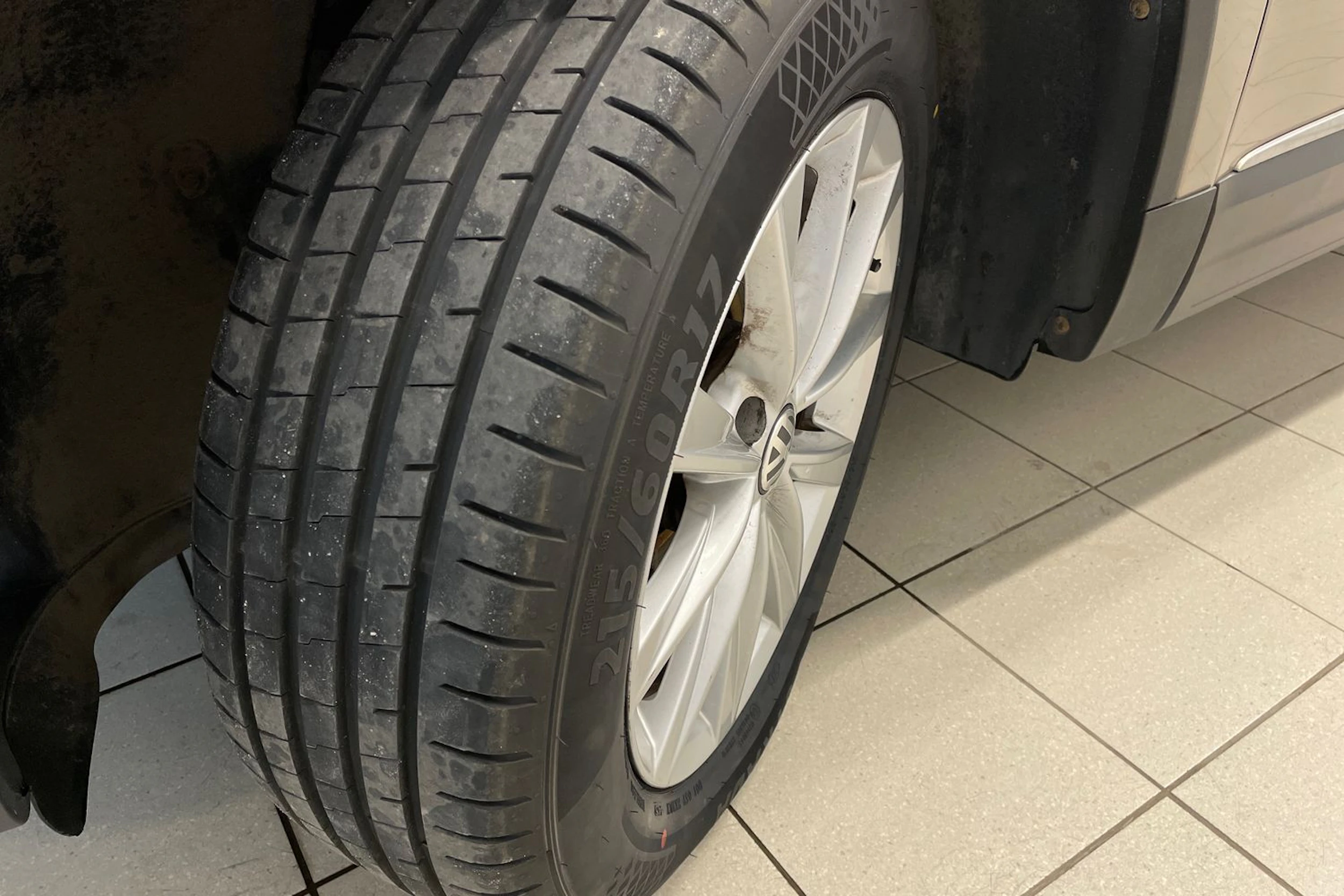 Ruskea (beige) Volkswagen Tiguan 2013 kuva 13.