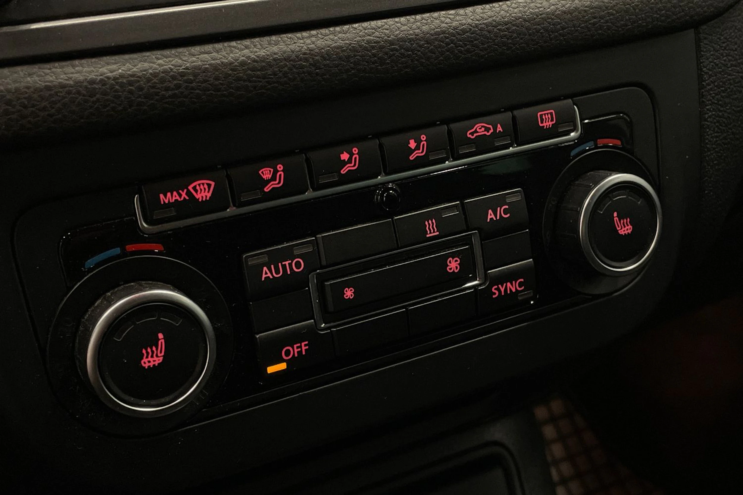 Ruskea (beige) Volkswagen Tiguan 2013 kuva 22.