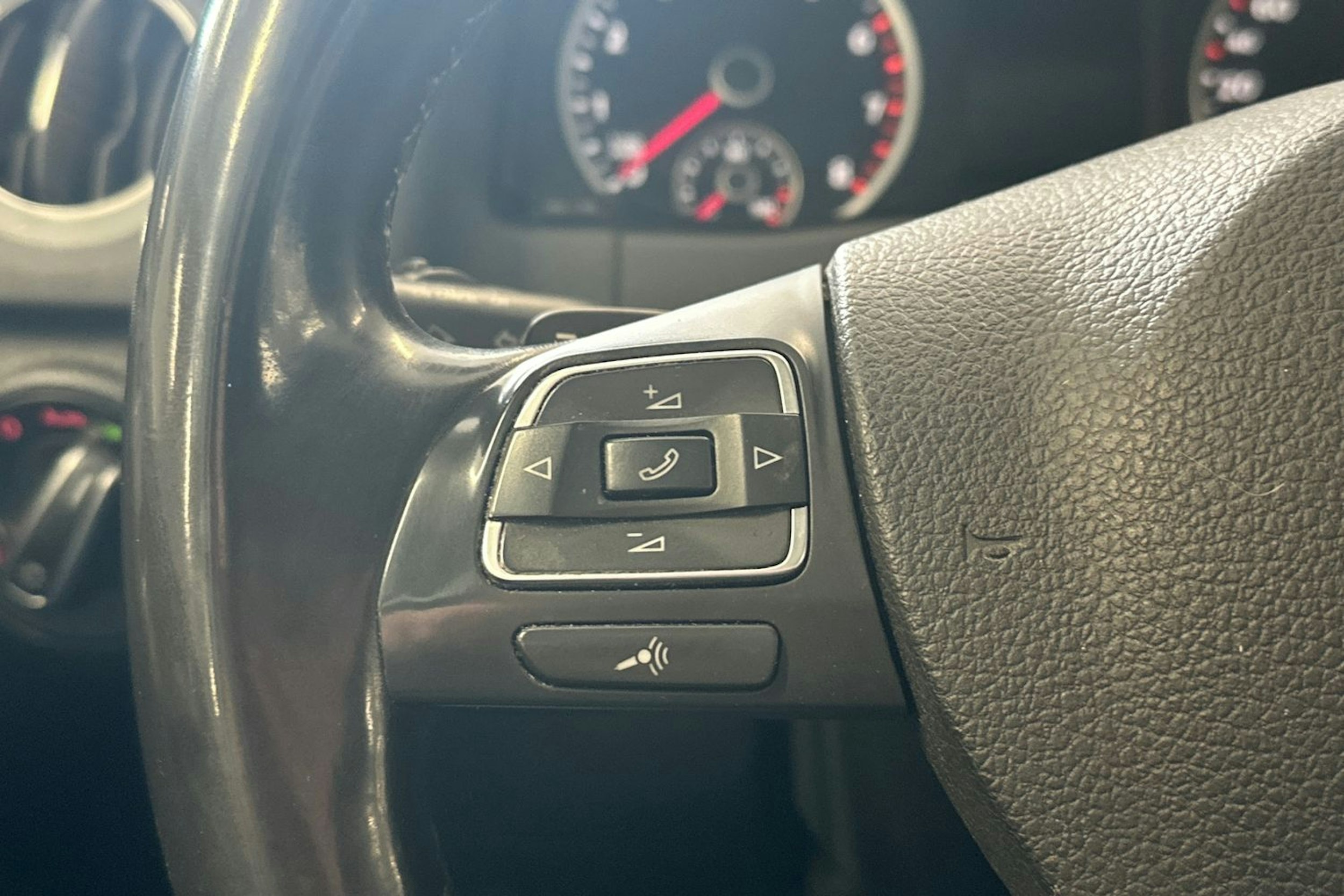 ruskea (beige) Volkswagen Tiguan 2014 kuva 16.