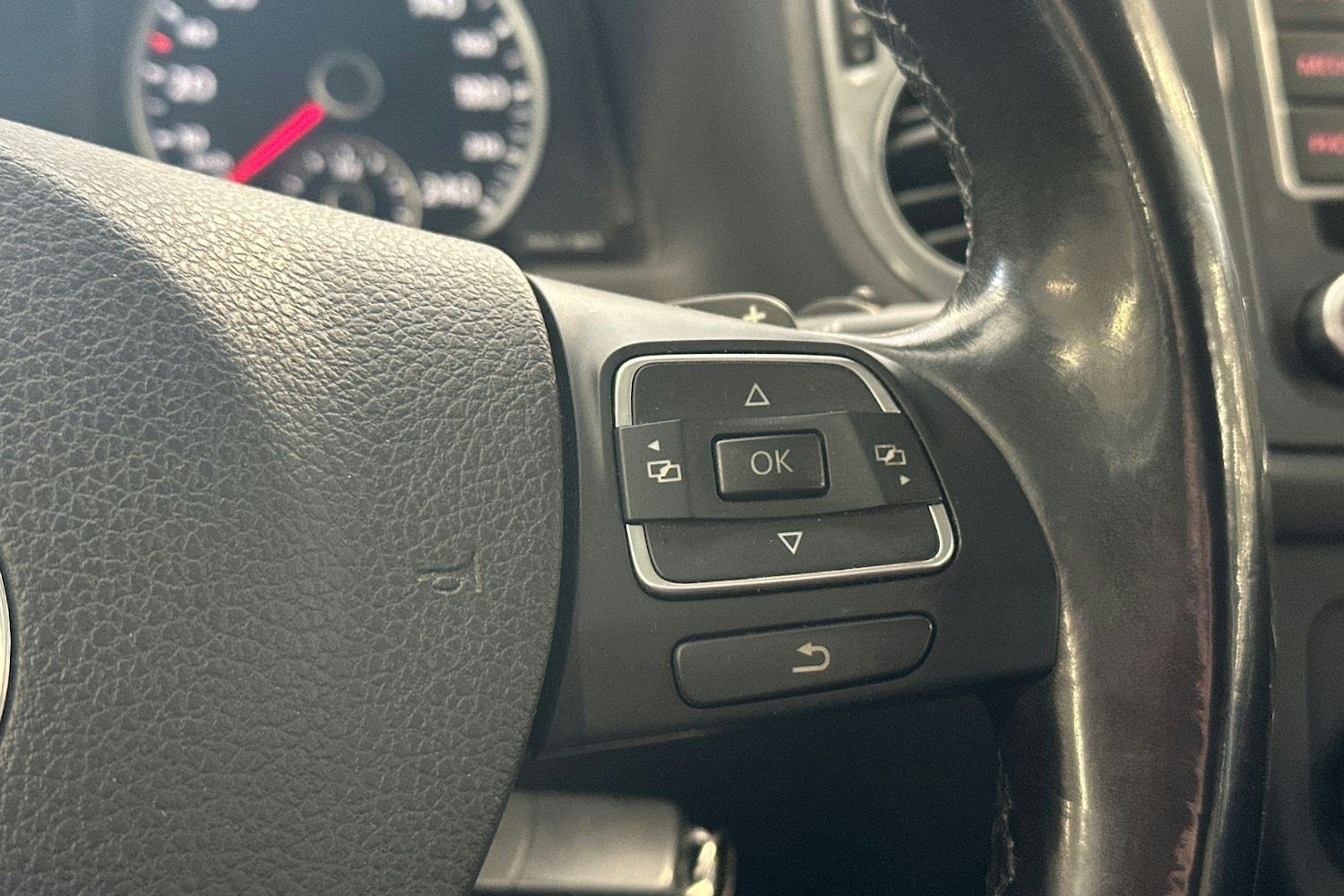 ruskea (beige) Volkswagen Tiguan 2014 kuva 17.