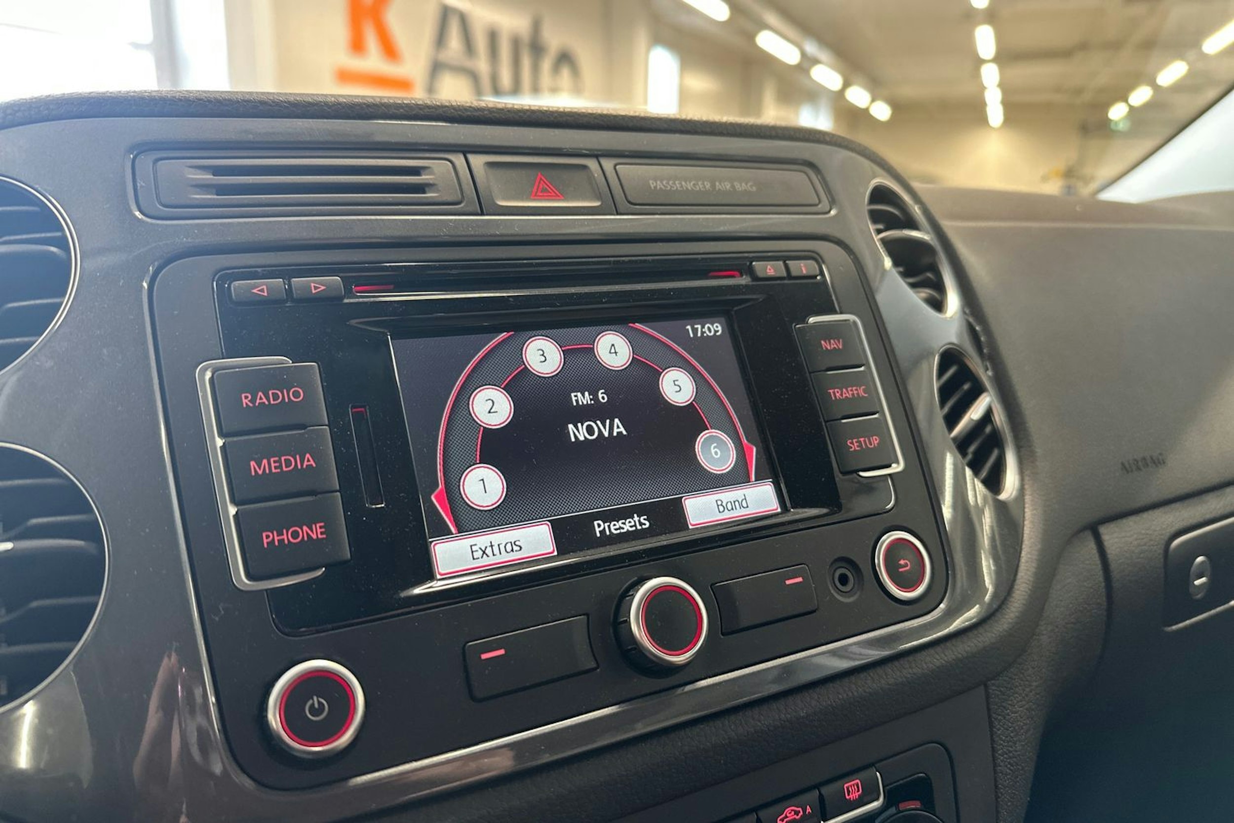 ruskea (beige) Volkswagen Tiguan 2014 kuva 19.