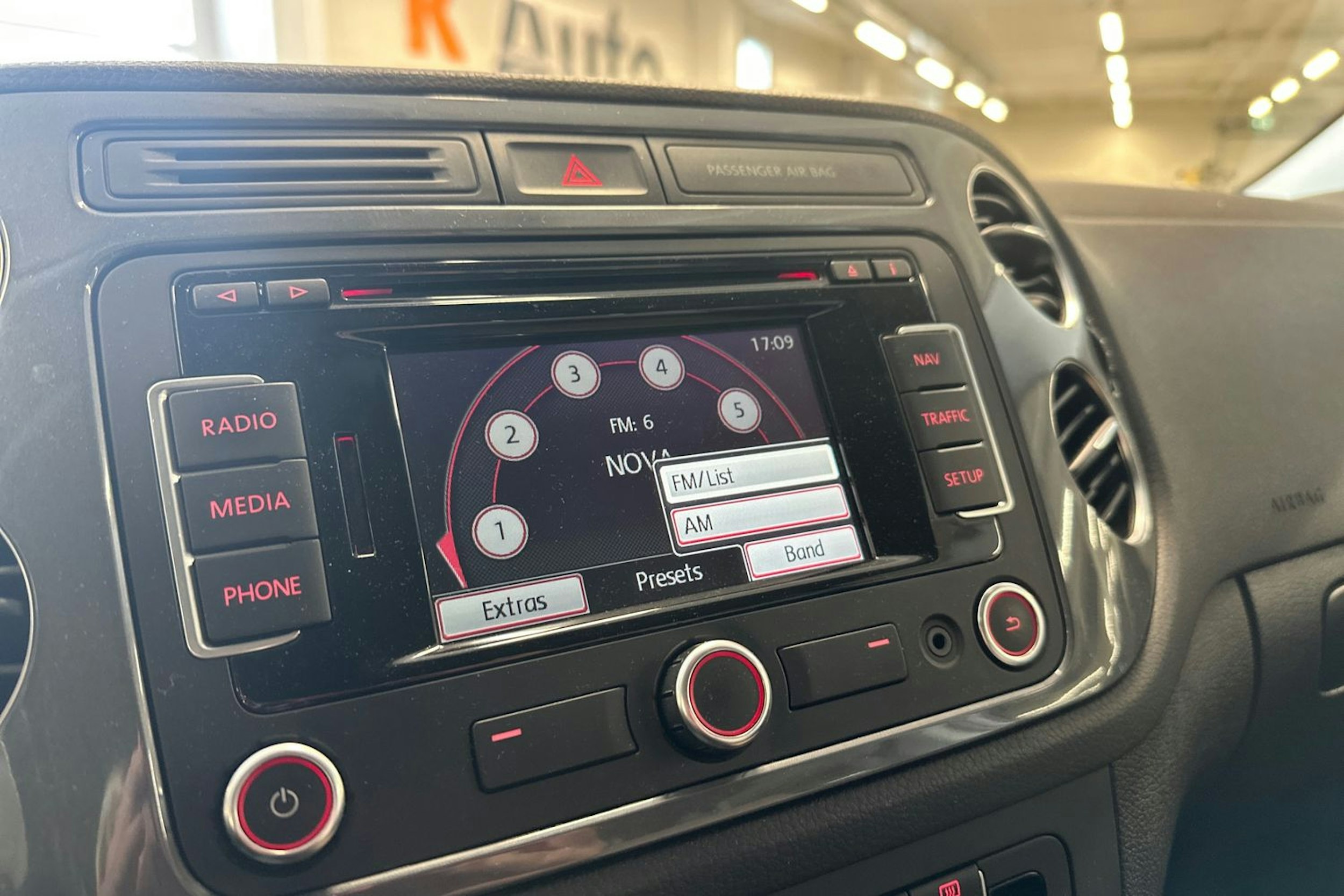 ruskea (beige) Volkswagen Tiguan 2014 kuva 20.