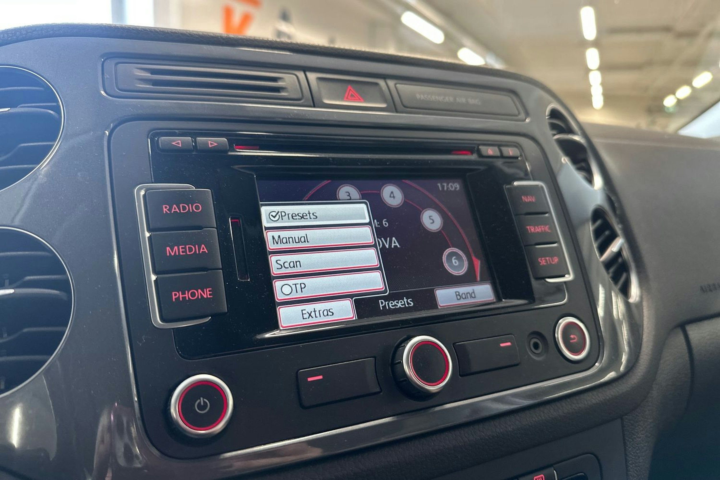 ruskea (beige) Volkswagen Tiguan 2014 kuva 21.