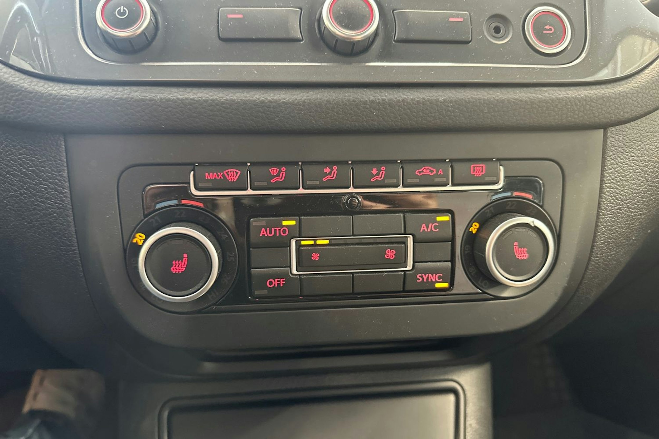 ruskea (beige) Volkswagen Tiguan 2014 kuva 30.