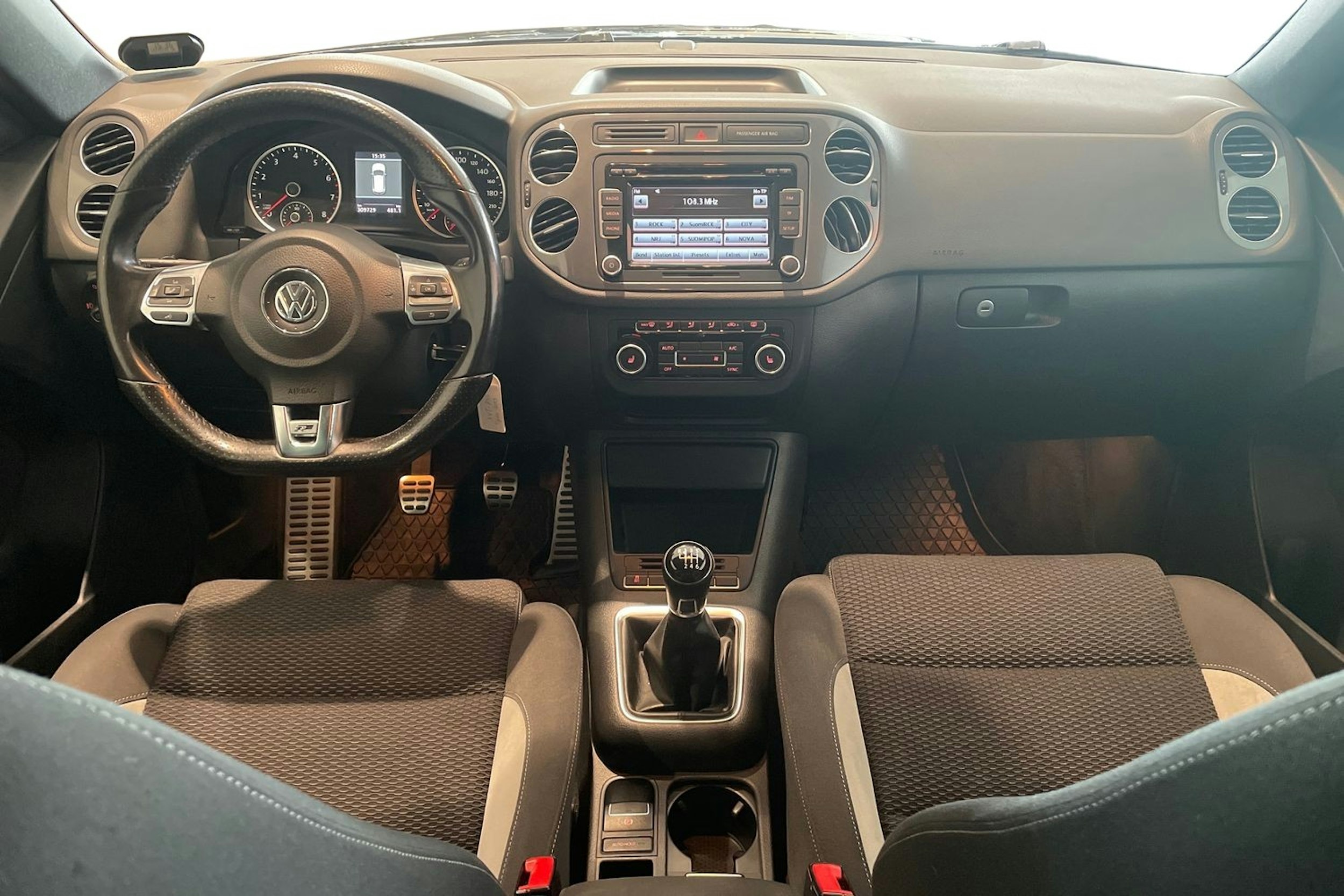 musta Volkswagen Tiguan 2013 kuva 9.