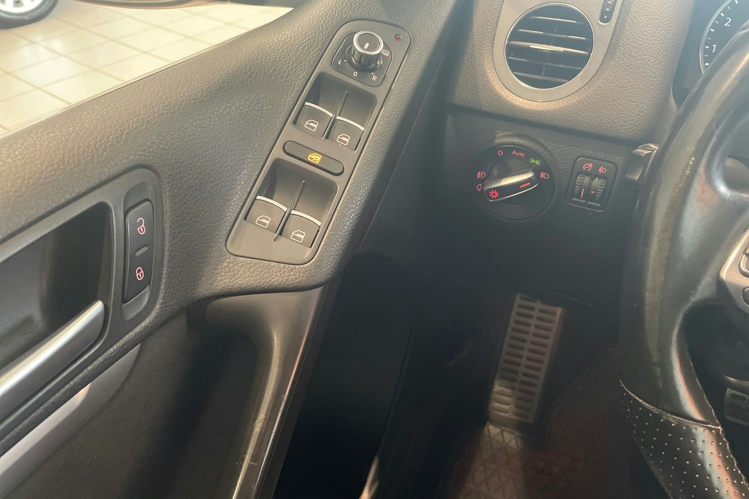 musta Volkswagen Tiguan 2013 kuva 18.