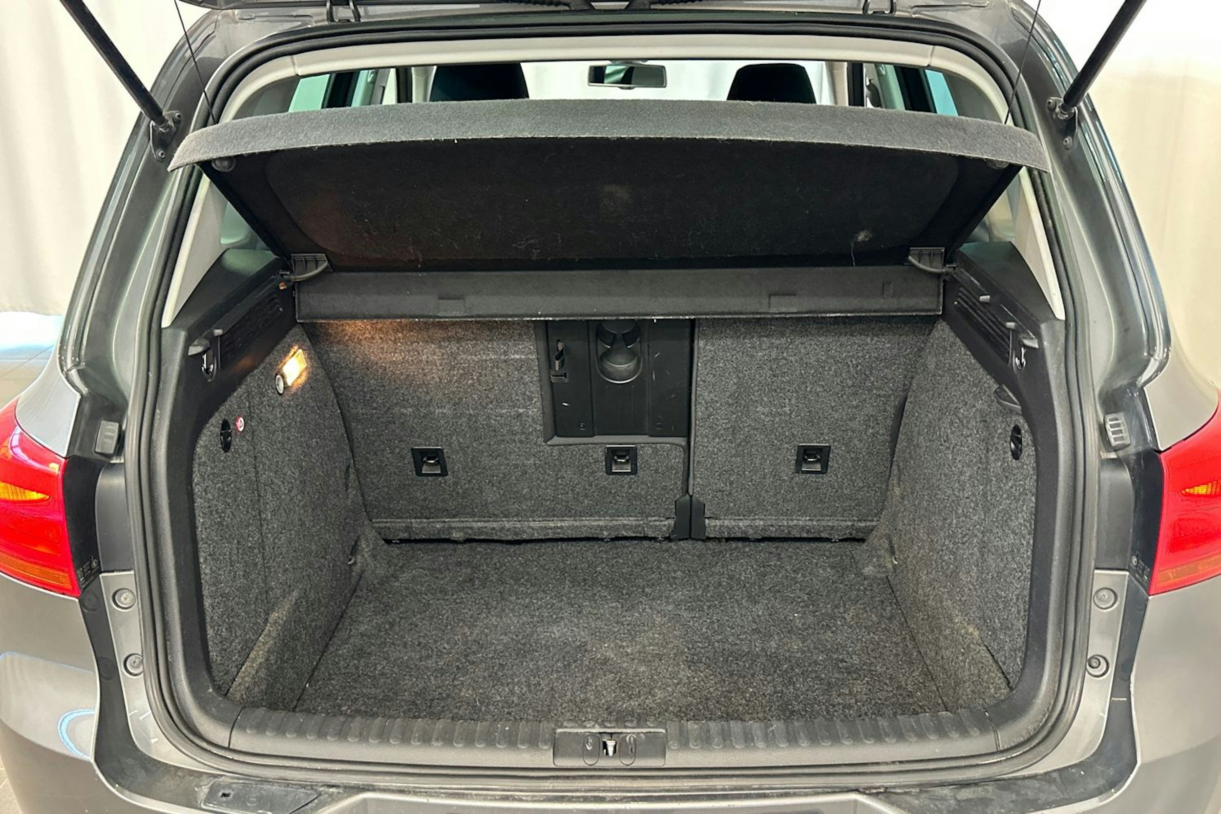 harmaa Volkswagen Tiguan 2014 kuva 15.