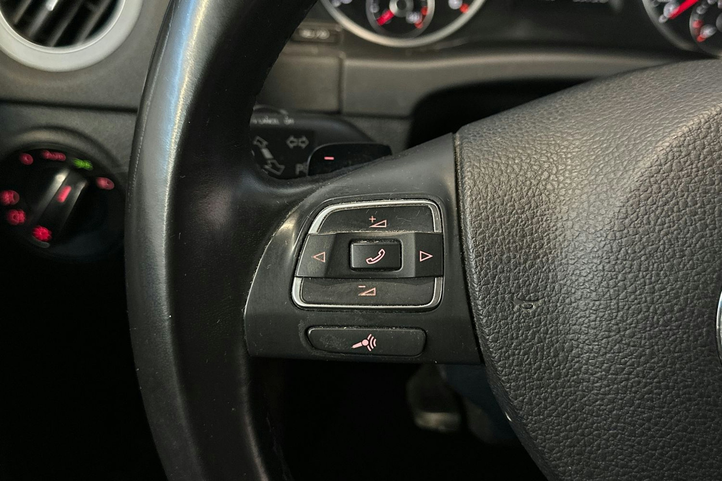 harmaa Volkswagen Tiguan 2014 kuva 18.