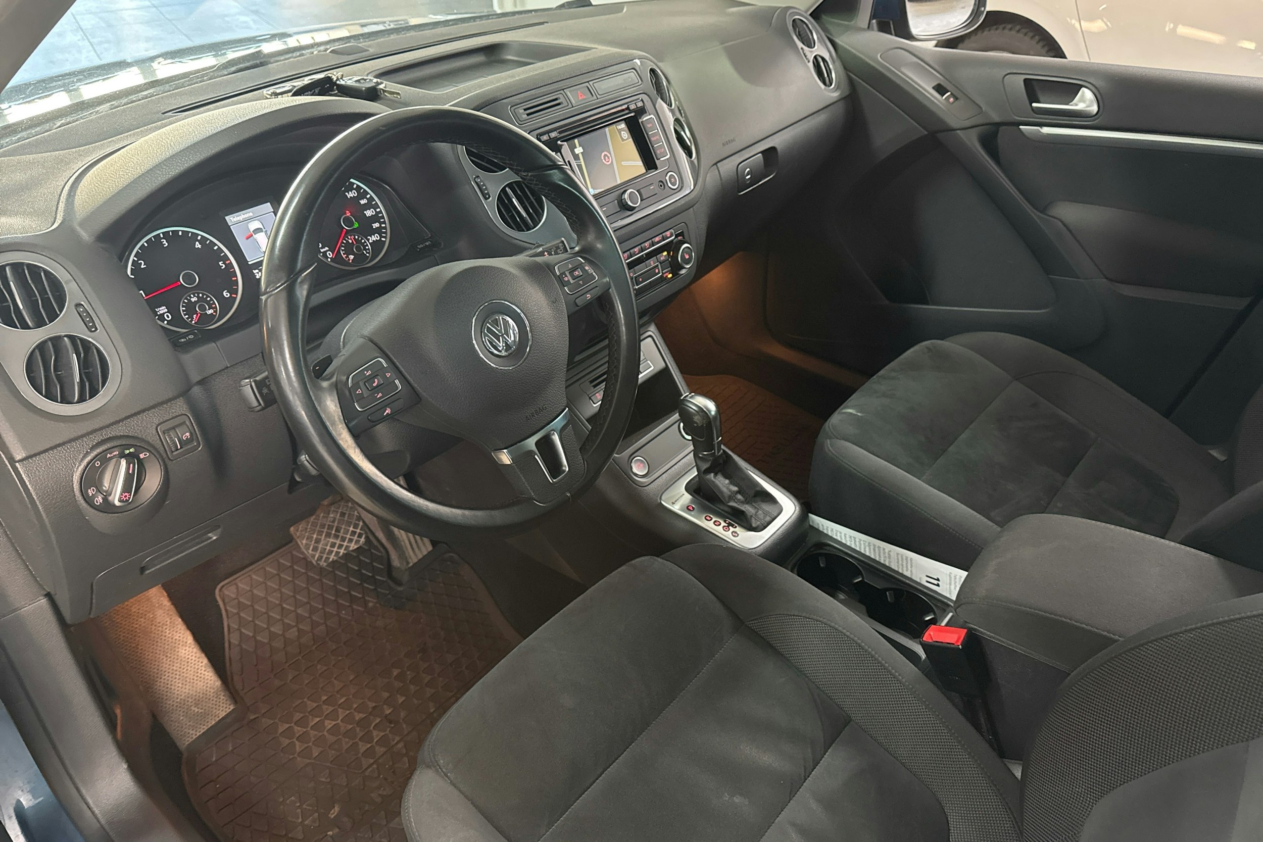 Sininen Volkswagen Tiguan 2014 kuva 6.