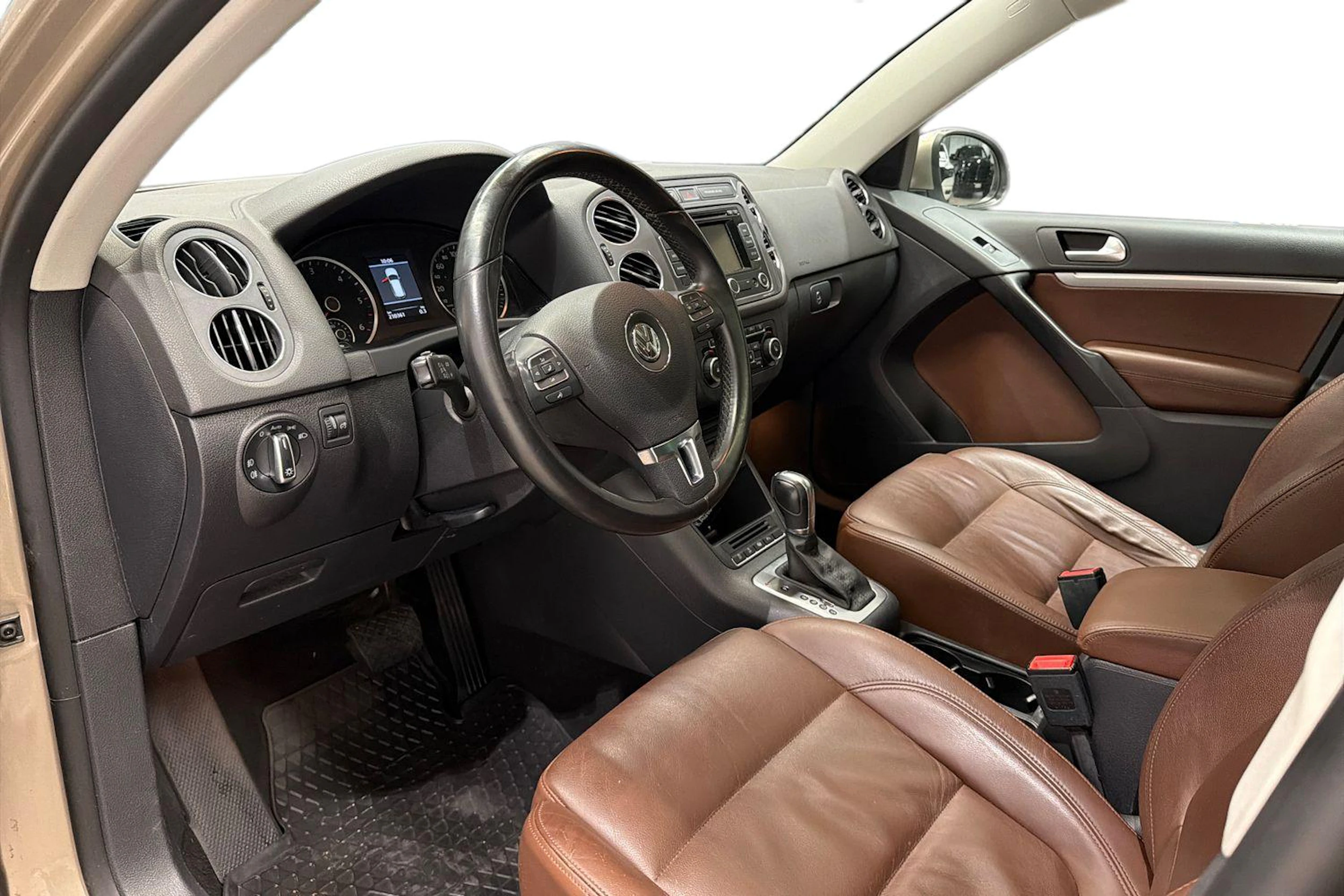 ruskea (beige) Volkswagen Tiguan 2014 kuva 8.