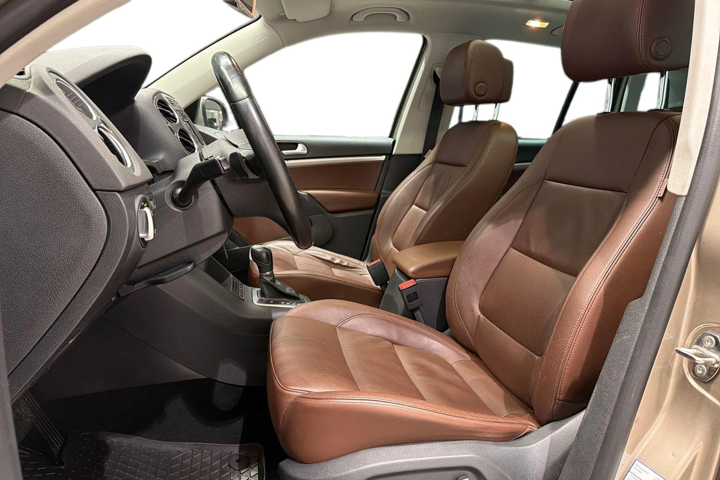 ruskea (beige) Volkswagen Tiguan 2014 kuva 11.