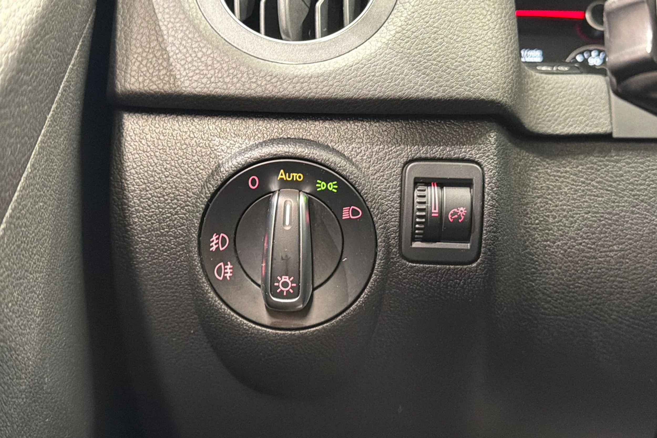 ruskea (beige) Volkswagen Tiguan 2014 kuva 19.