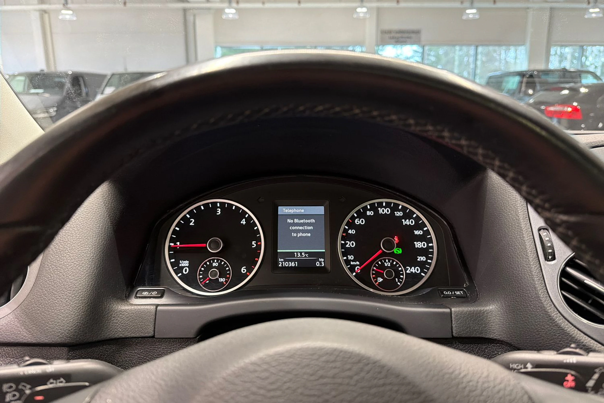 ruskea (beige) Volkswagen Tiguan 2014 kuva 22.
