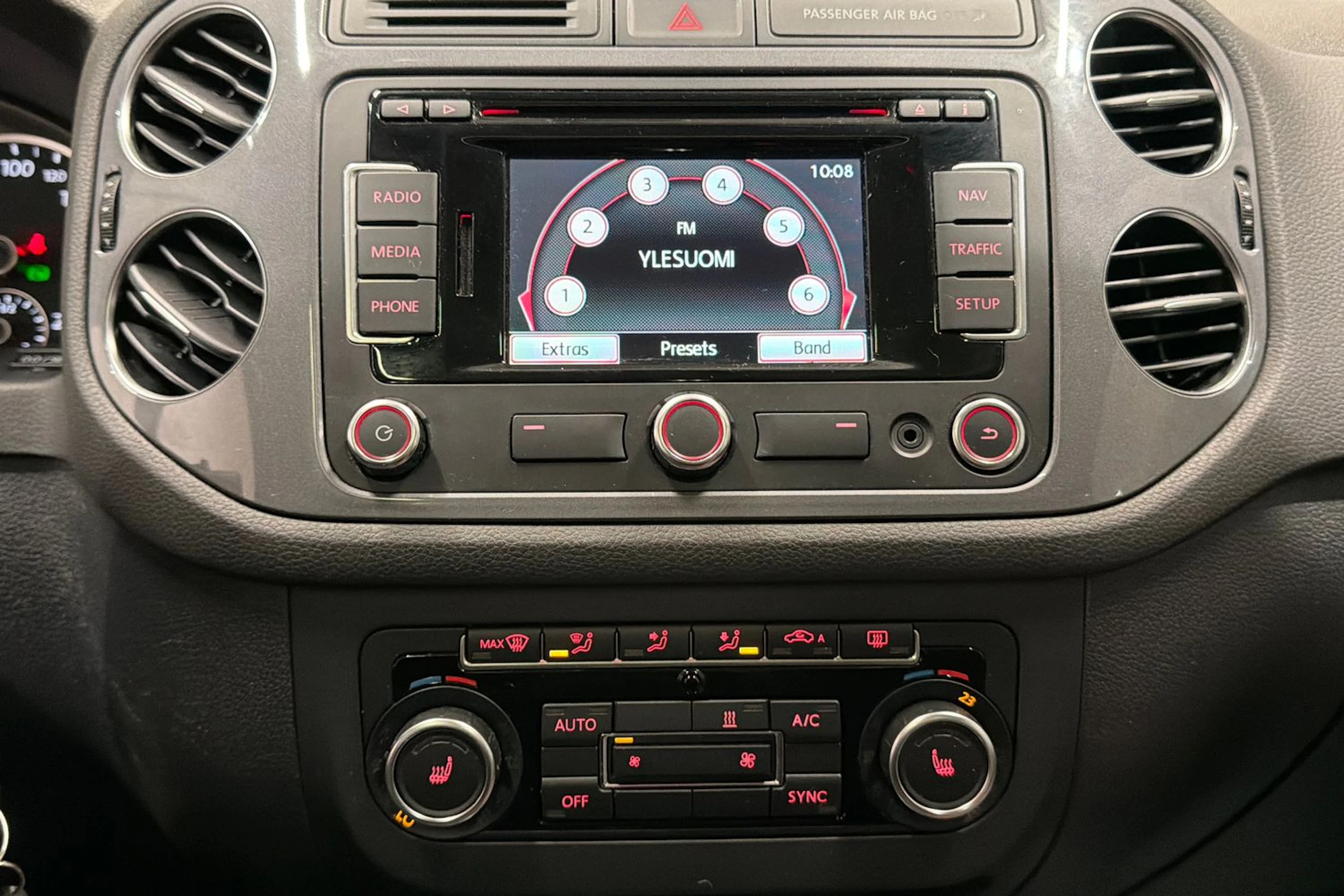 ruskea (beige) Volkswagen Tiguan 2014 kuva 23.