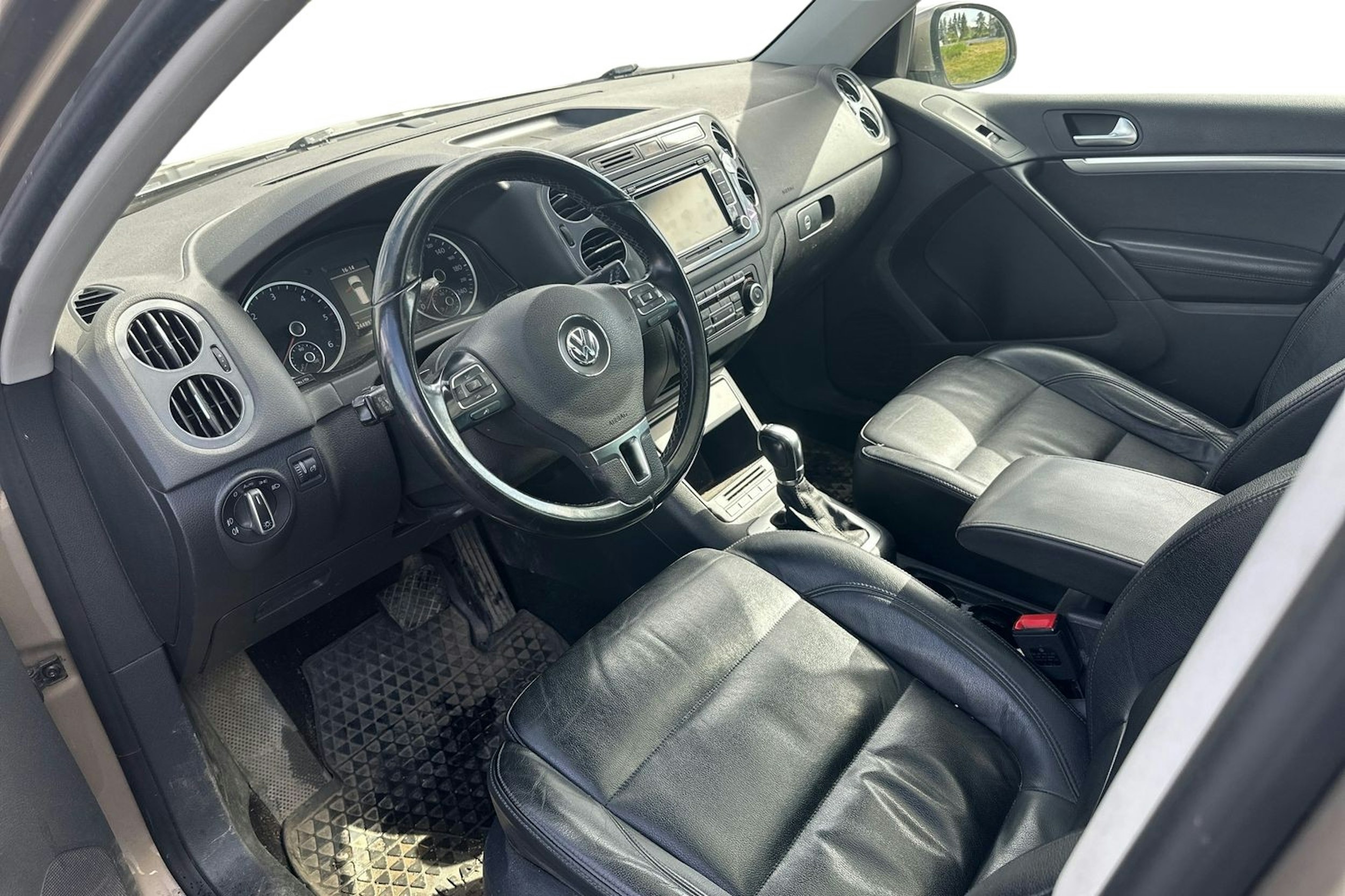ruskea (beige) Volkswagen Tiguan 2014 kuva 3.