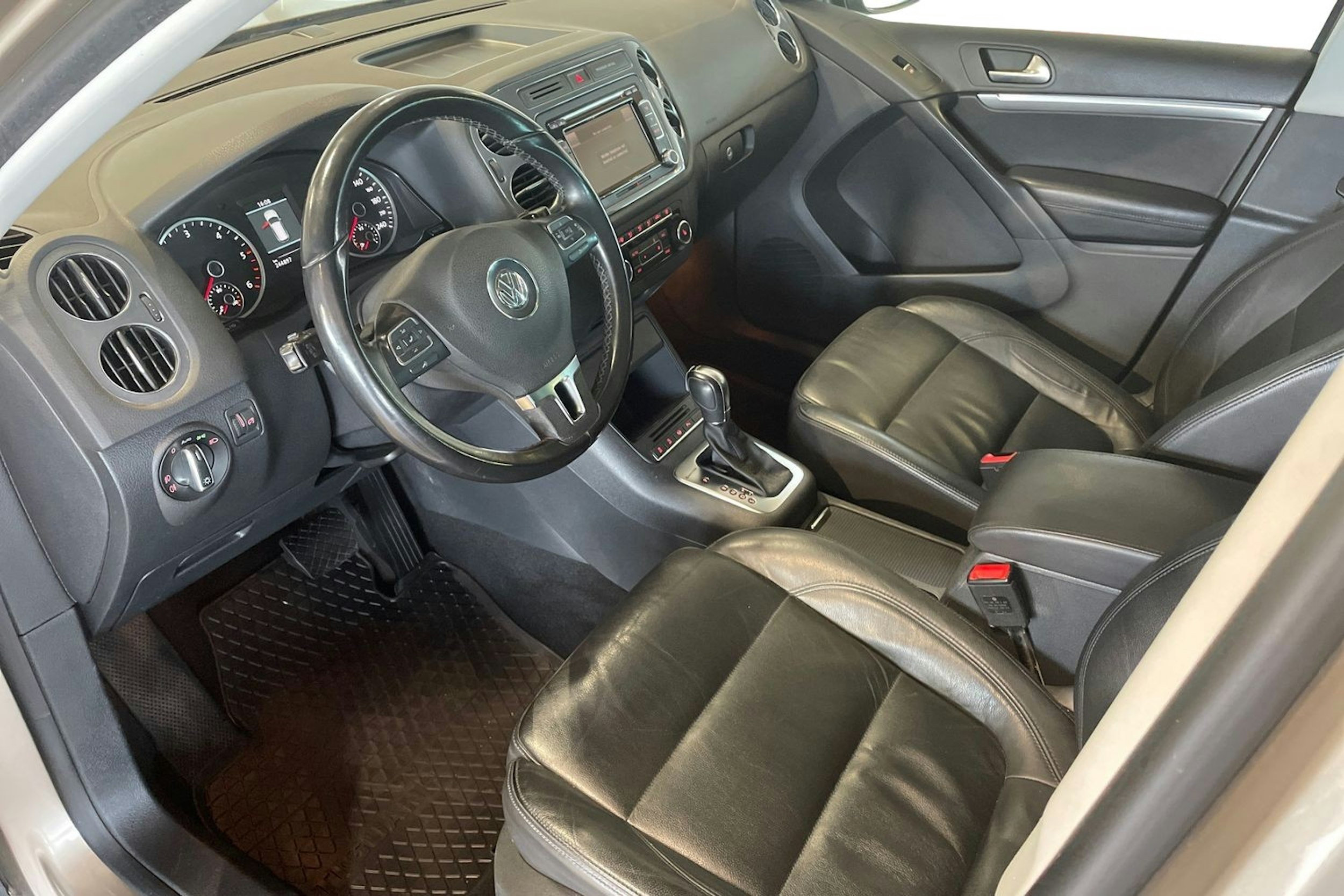 ruskea (beige) Volkswagen Tiguan 2014 kuva 7.