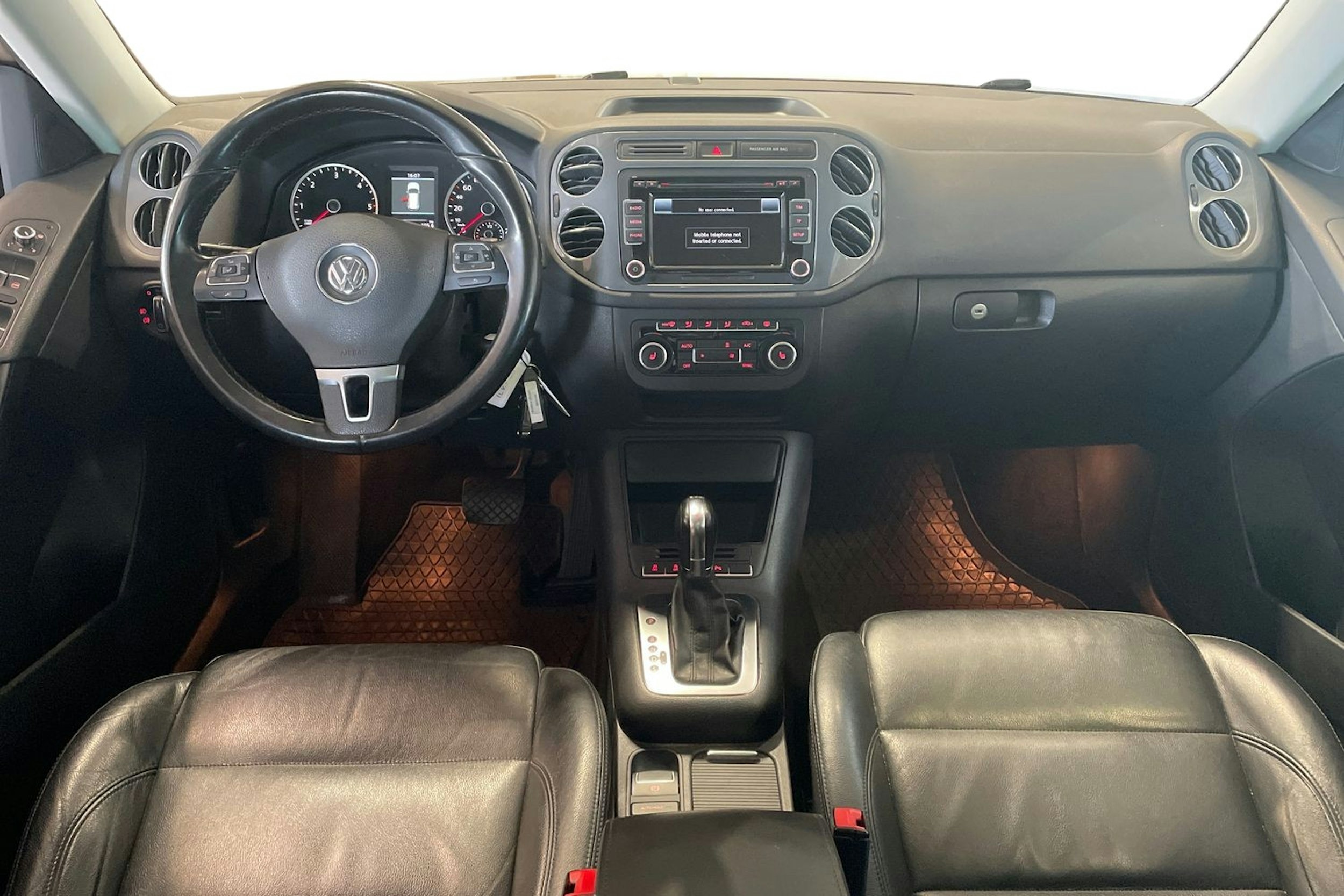 ruskea (beige) Volkswagen Tiguan 2014 kuva 9.