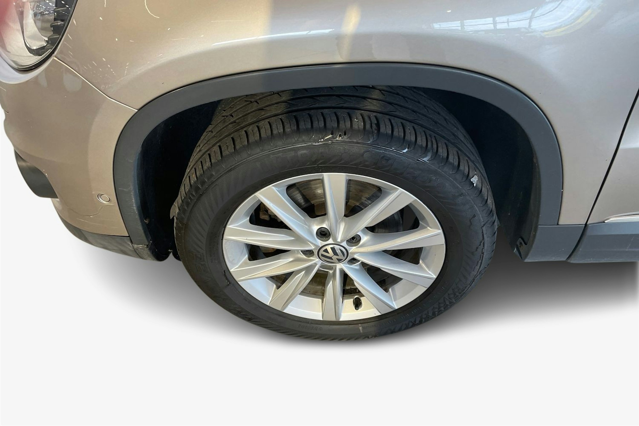 ruskea (beige) Volkswagen Tiguan 2014 kuva 11.