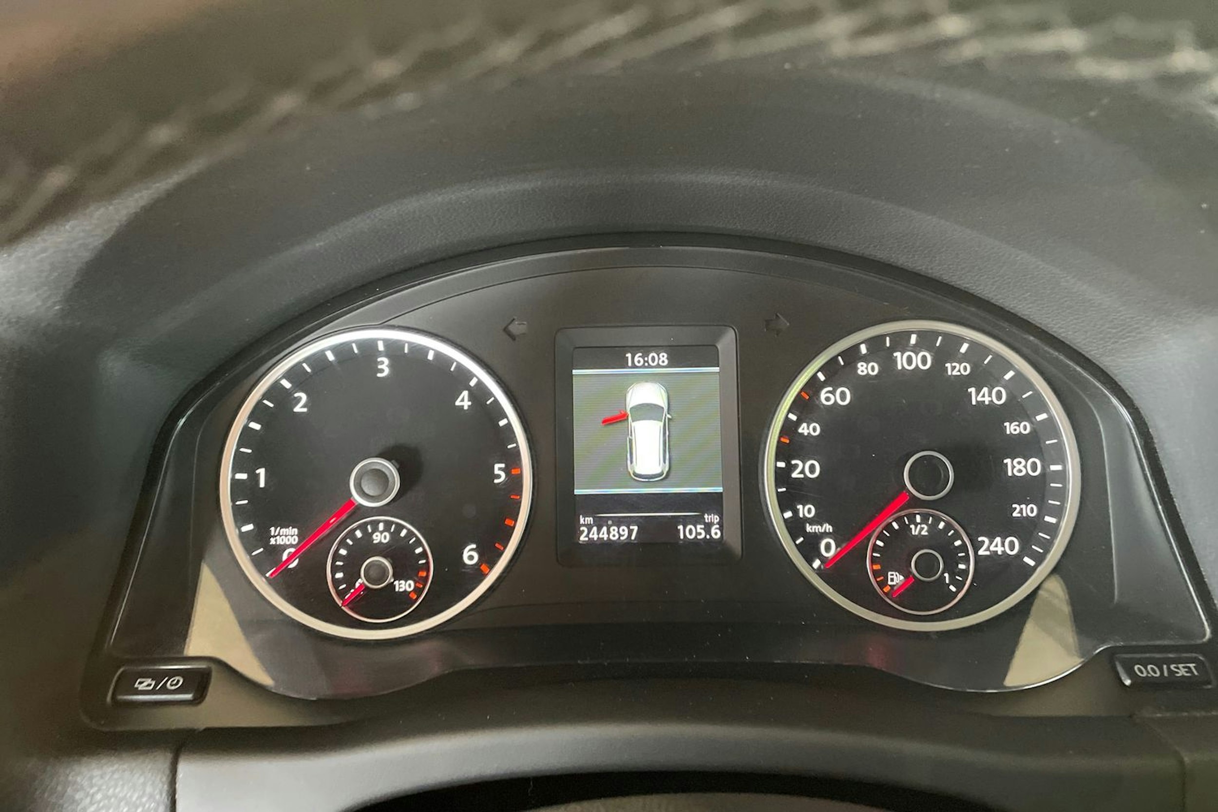 ruskea (beige) Volkswagen Tiguan 2014 kuva 15.