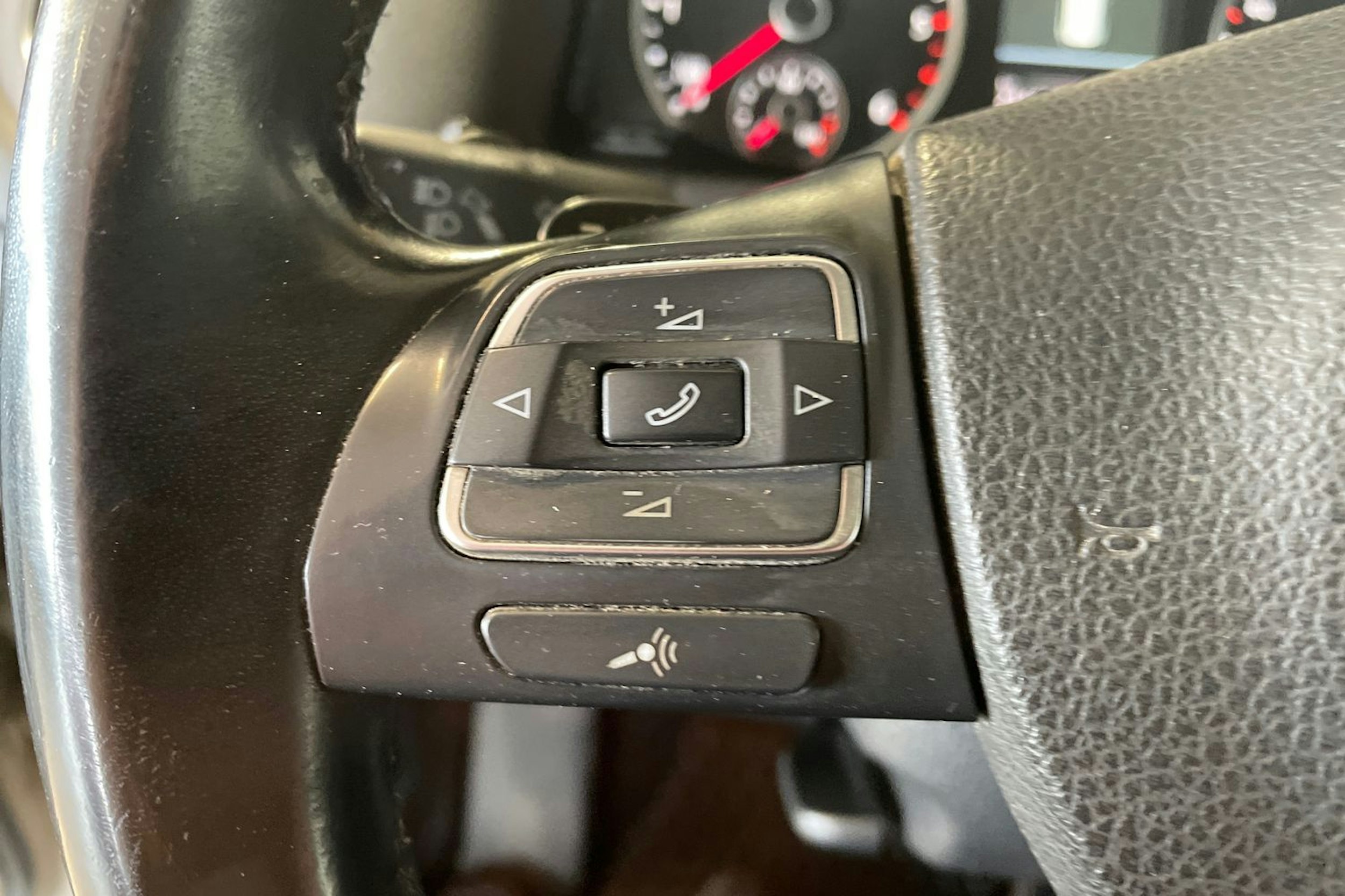 ruskea (beige) Volkswagen Tiguan 2014 kuva 16.