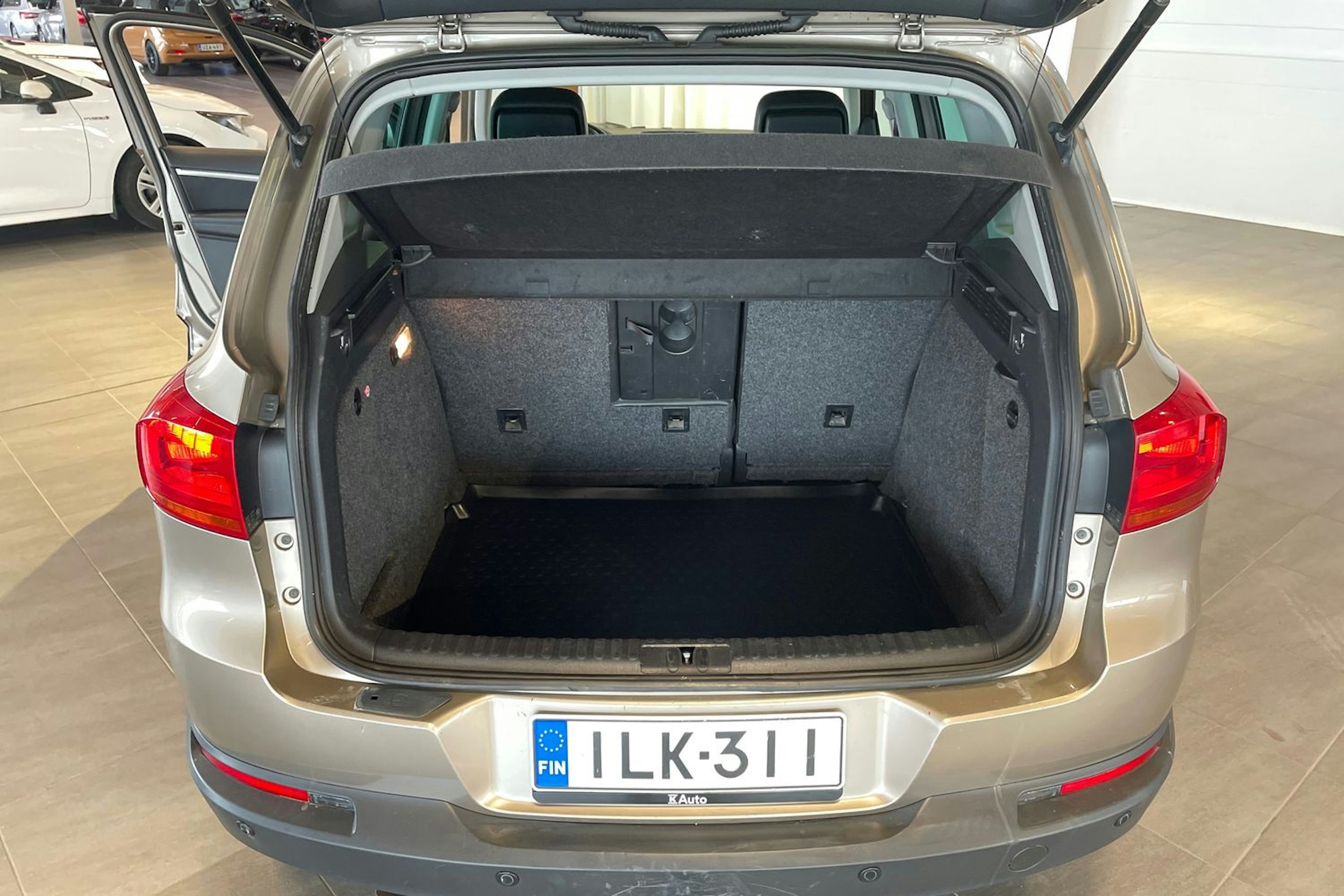 ruskea (beige) Volkswagen Tiguan 2014 kuva 21.