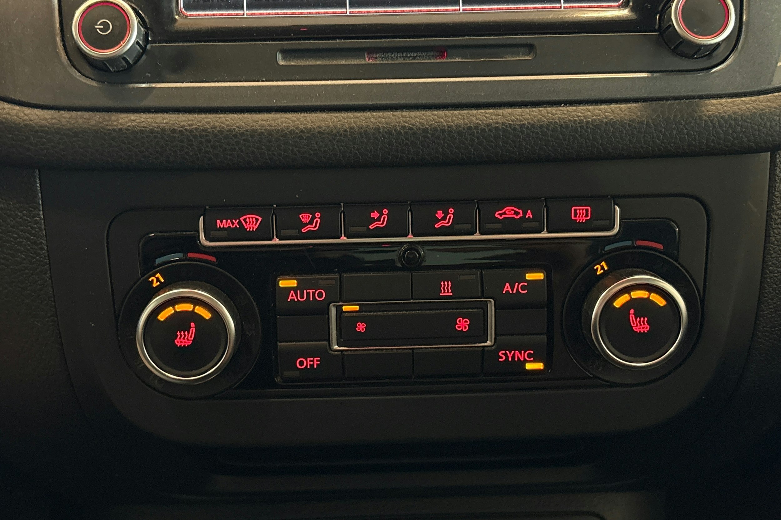 ruskea (beige) Volkswagen Tiguan 2014 kuva 27.