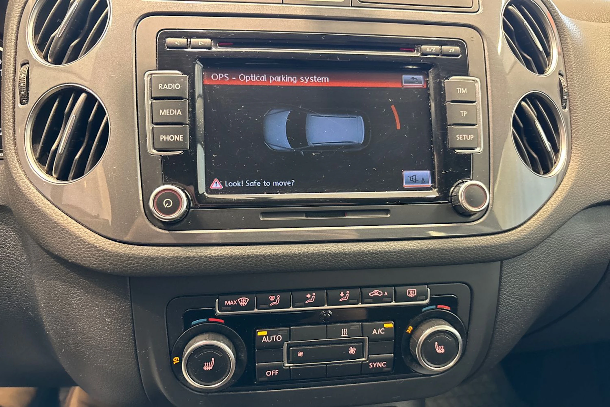 Ruskea (beige) Volkswagen Tiguan 2014 kuva 24.
