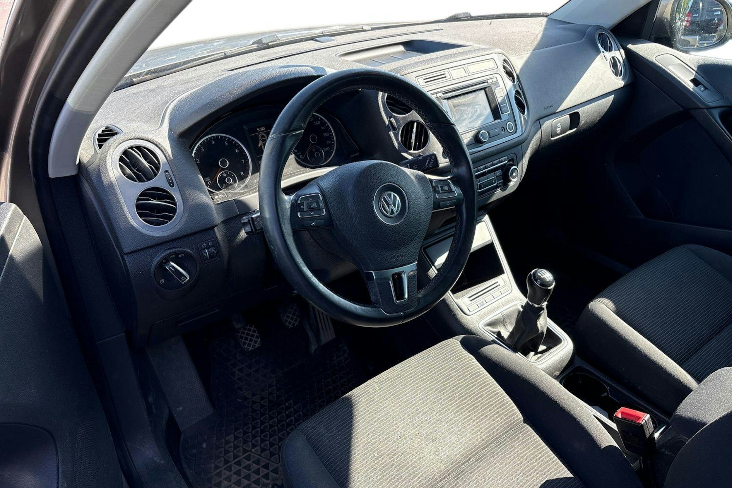 ruskea (beige) Volkswagen Tiguan 2014 kuva 3.
