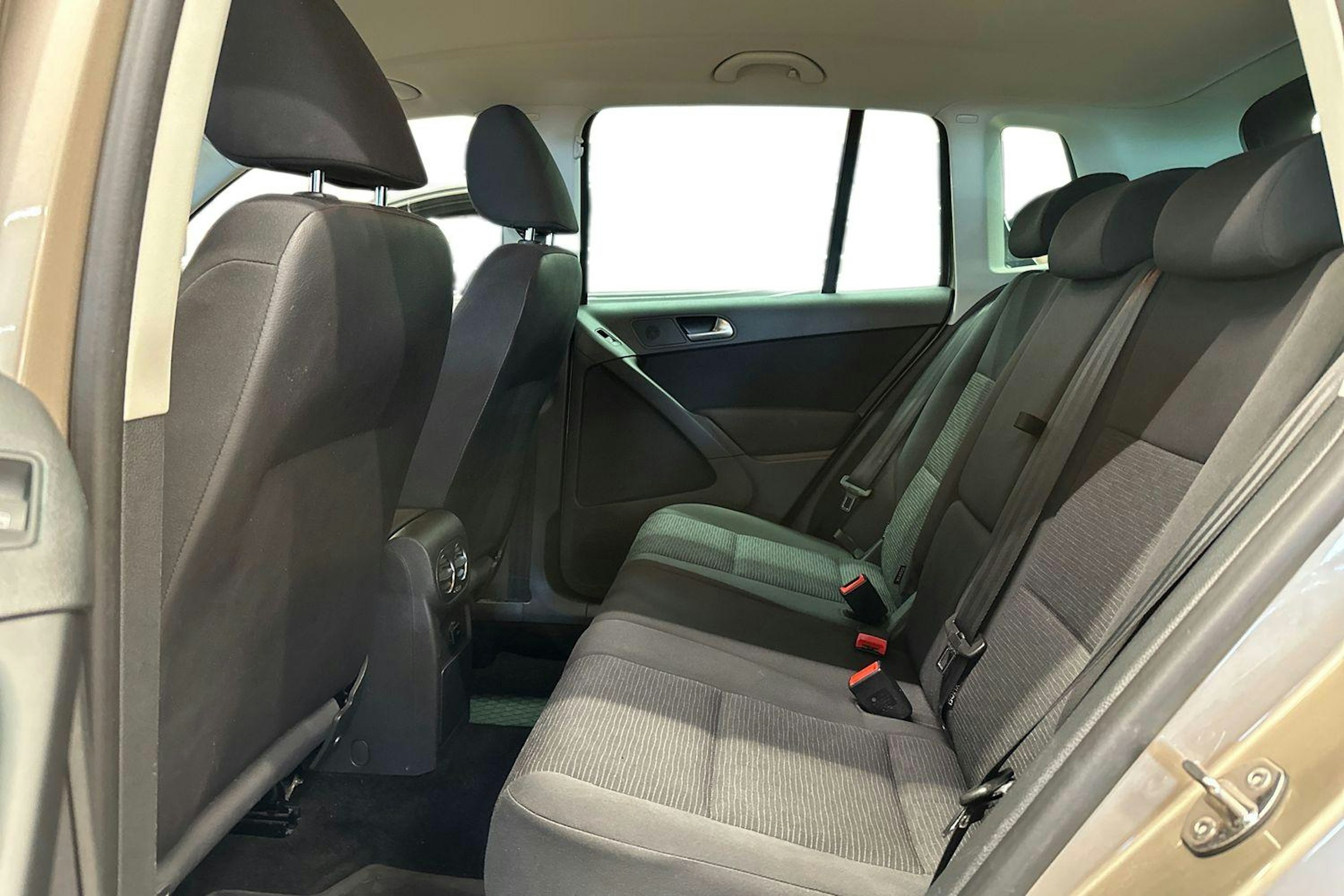 ruskea (beige) Volkswagen Tiguan 2014 kuva 12.