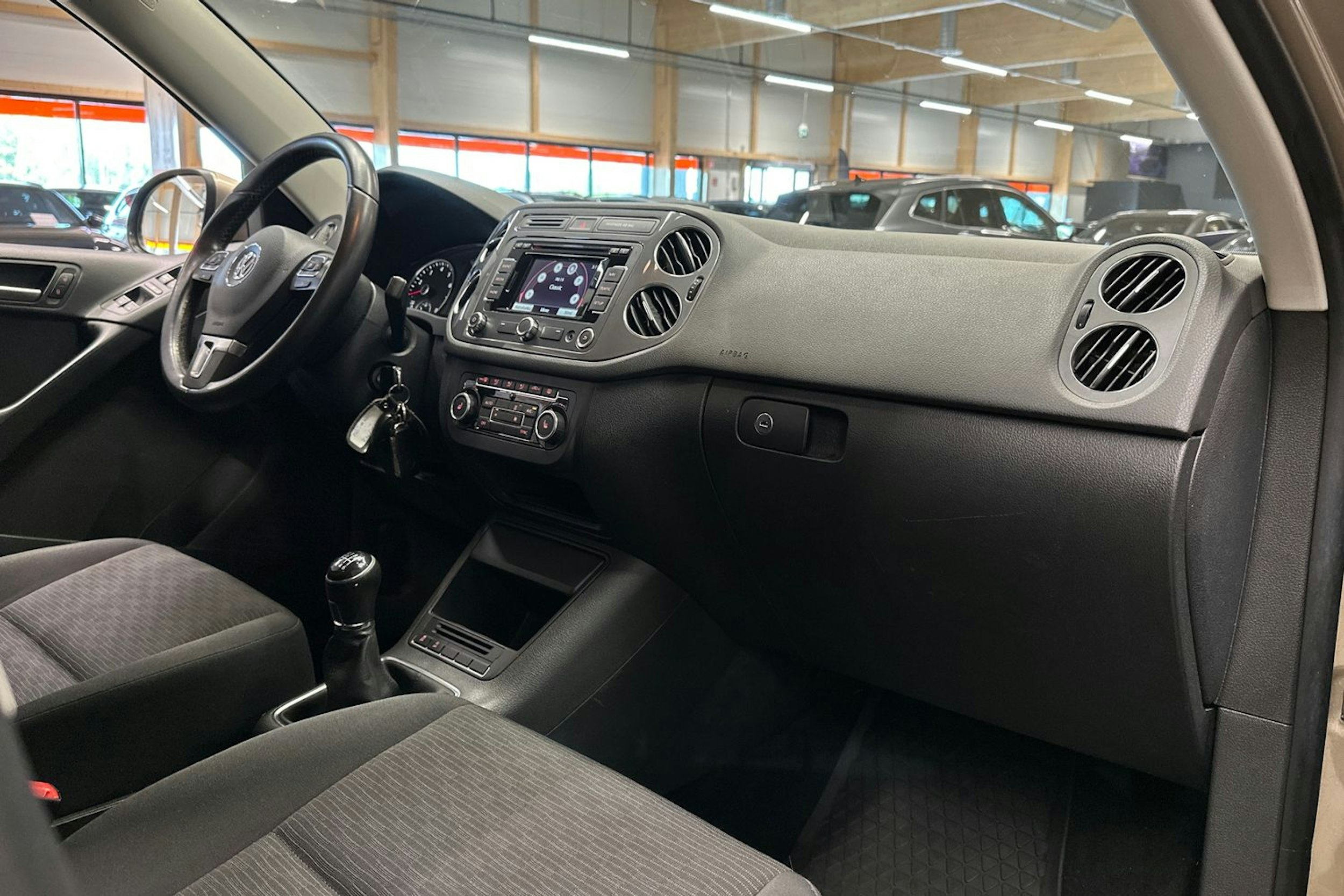 ruskea (beige) Volkswagen Tiguan 2014 kuva 13.